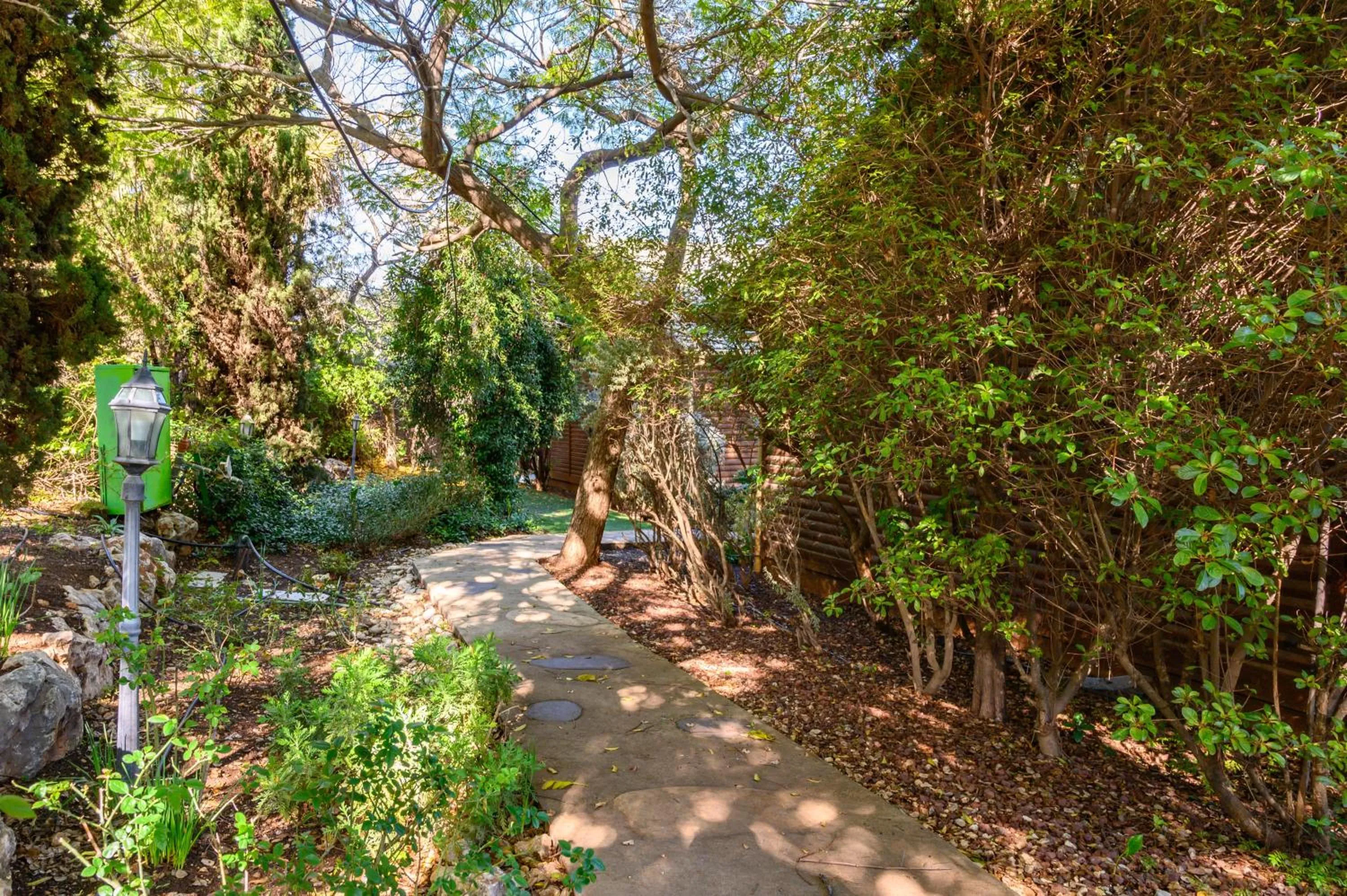 Garden in Rosh Pinat Noy