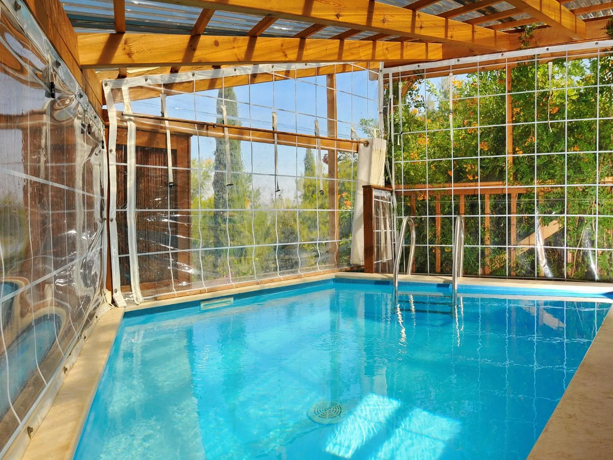 Swimming pool in Rosh Pinat Noy