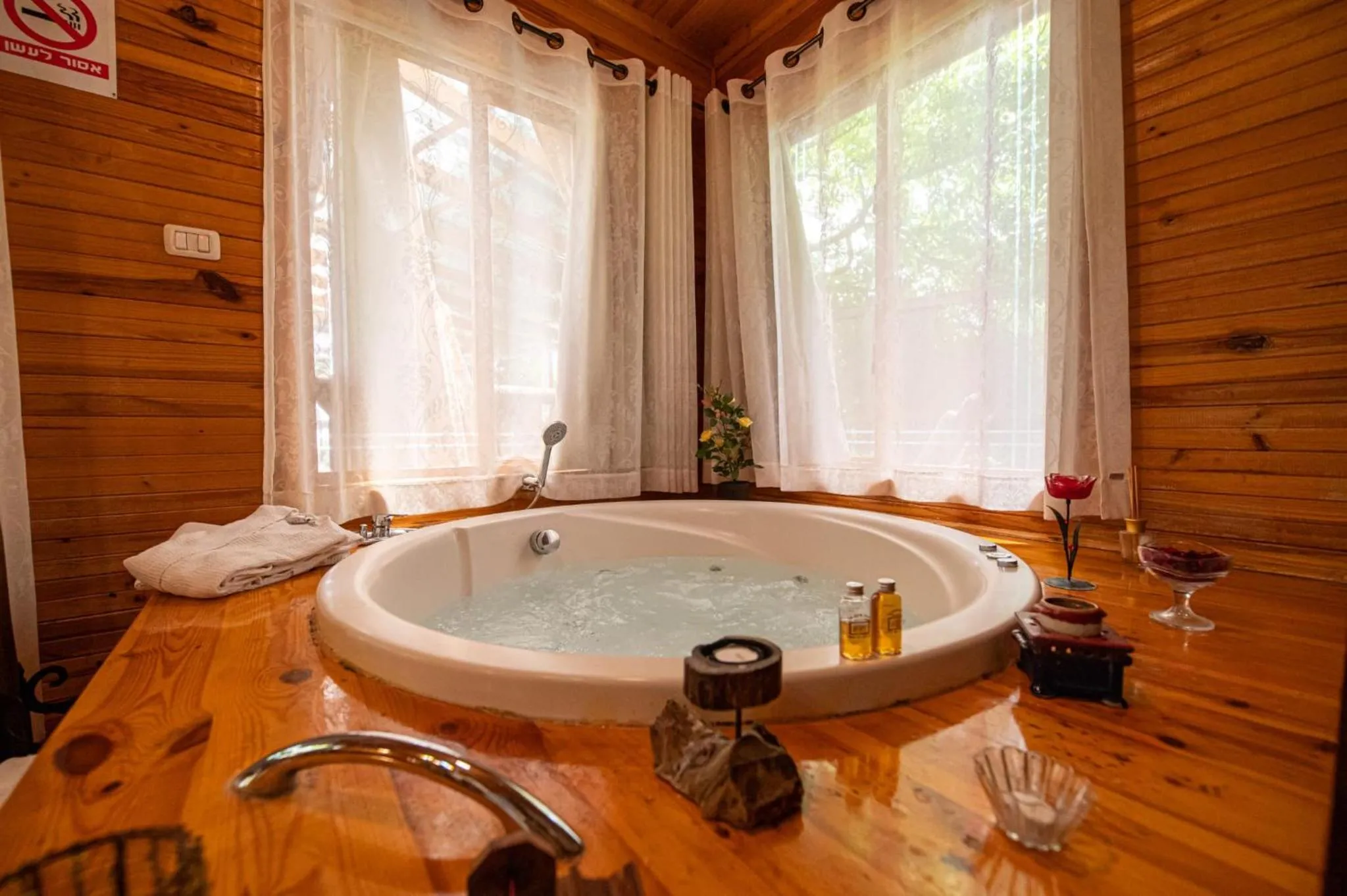 Hot Tub in Rosh Pinat Noy