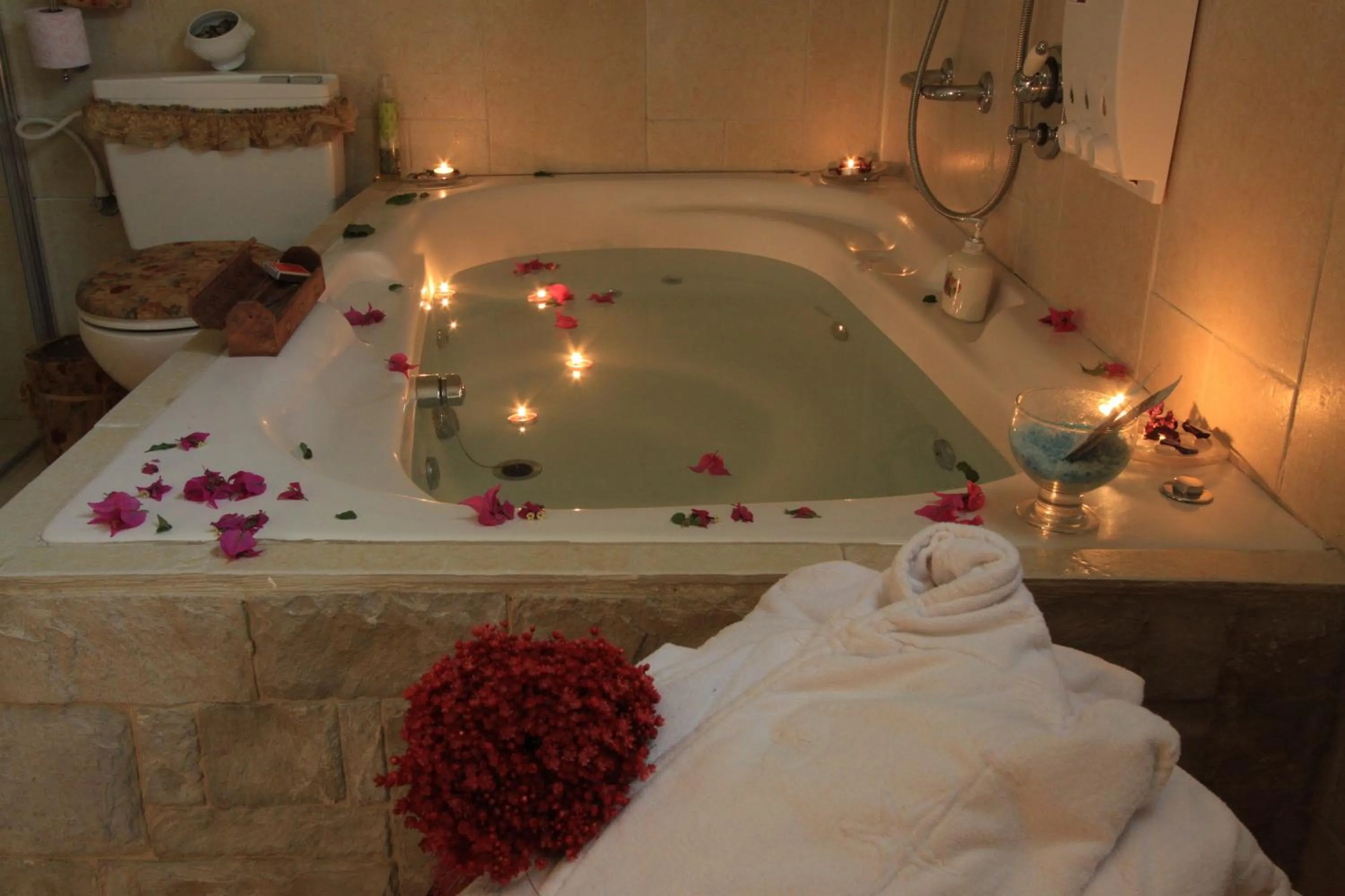 Hot Tub in Rosh Pinat Noy