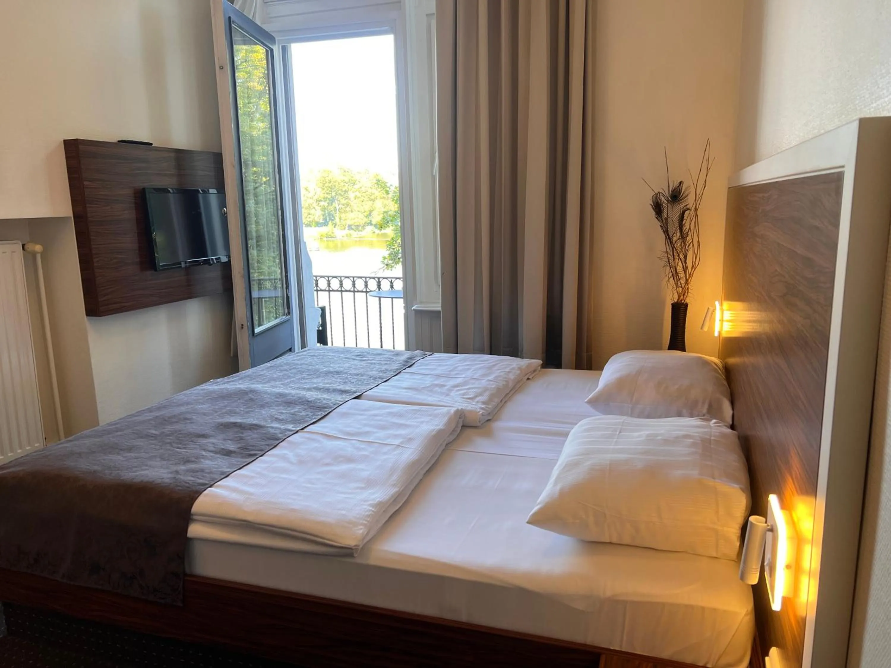 Balcony/Terrace, Bed in Hotel Excellent