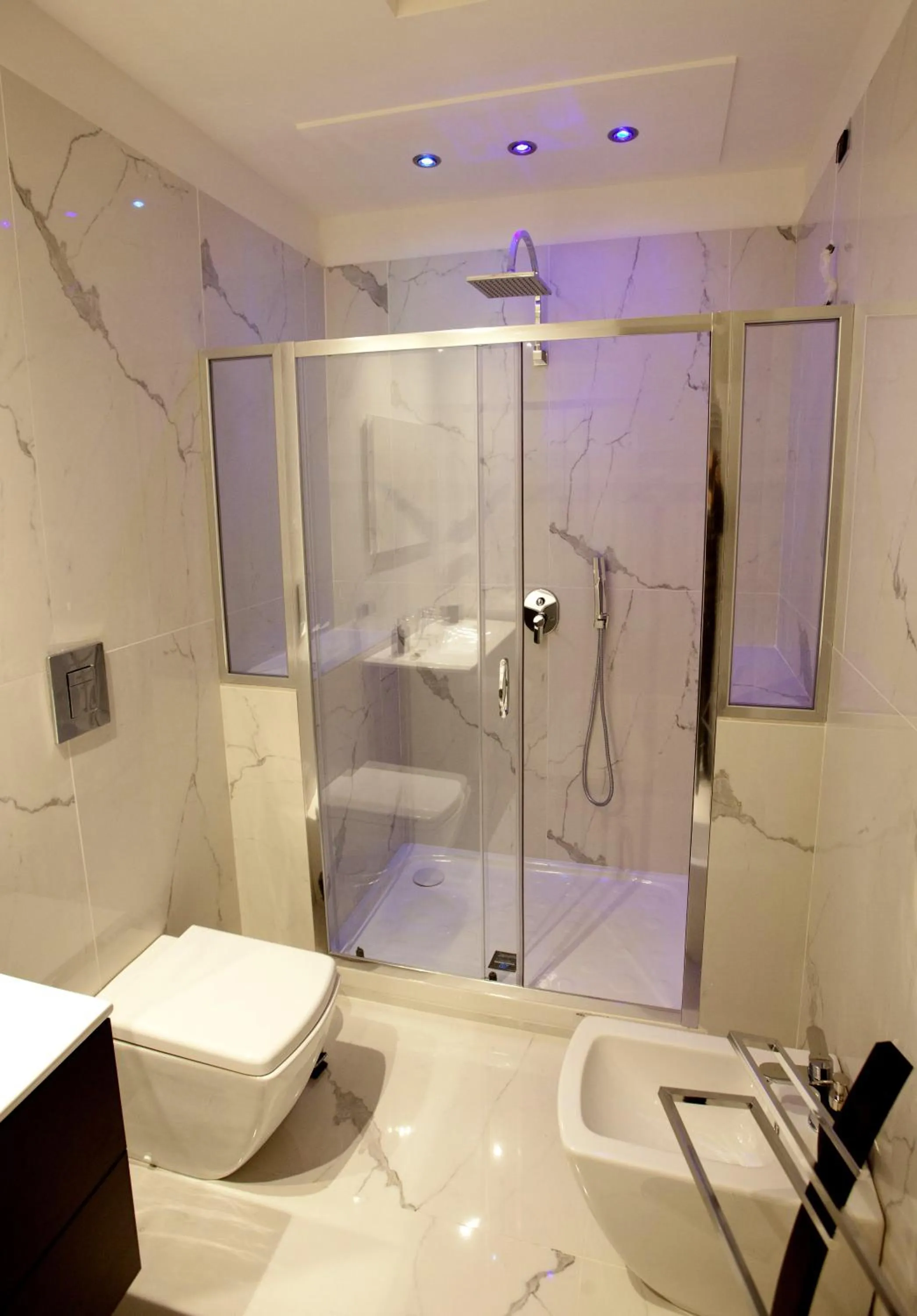 Shower in REGGIA & DINTORNI ROOMS A CASERTA