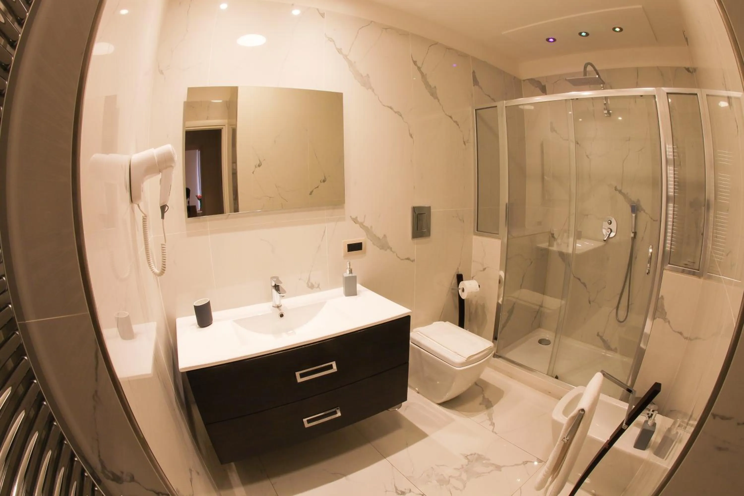 Shower in REGGIA & DINTORNI ROOMS A CASERTA