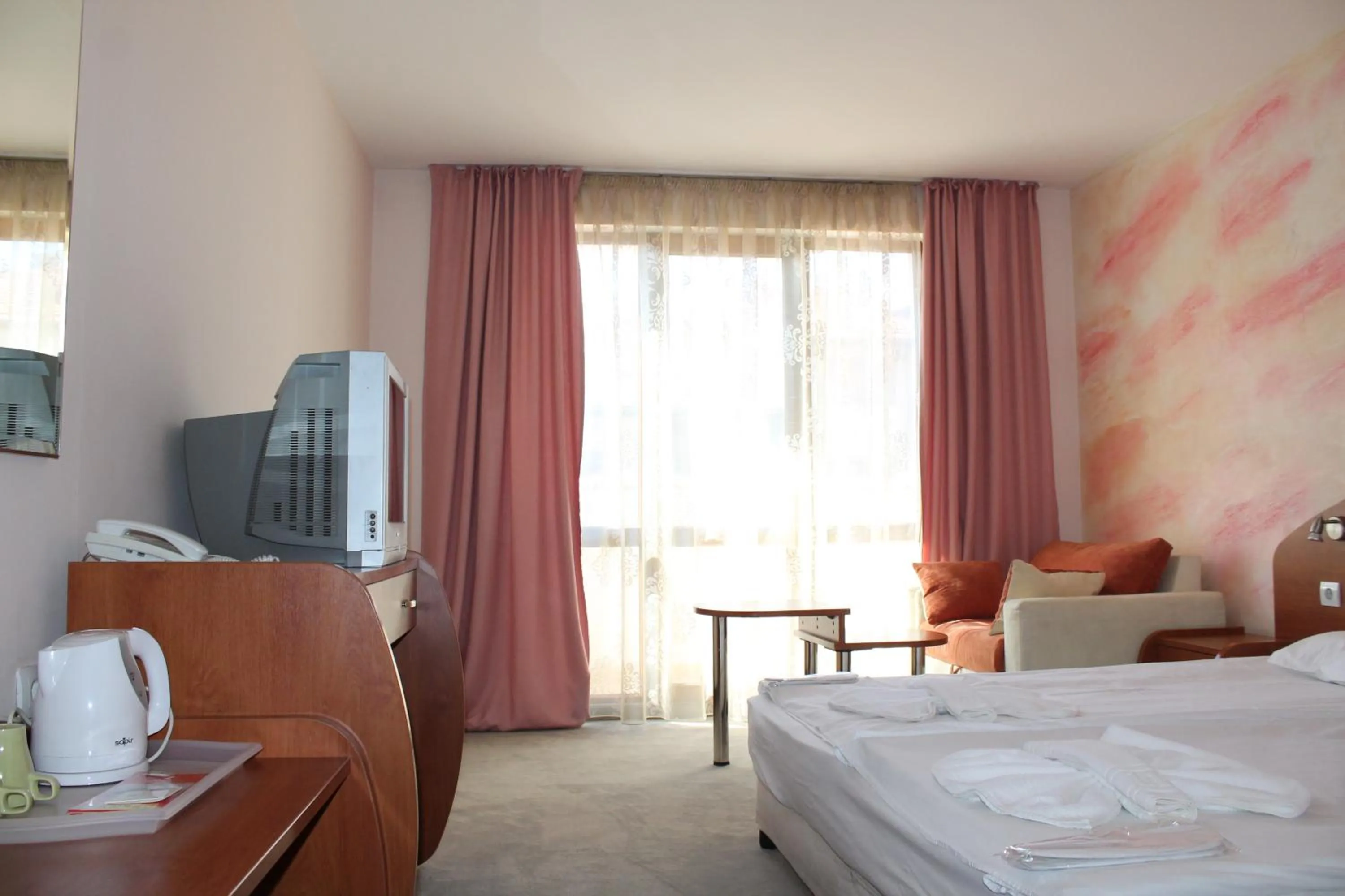 Photo of the whole room in Elegant Hotel