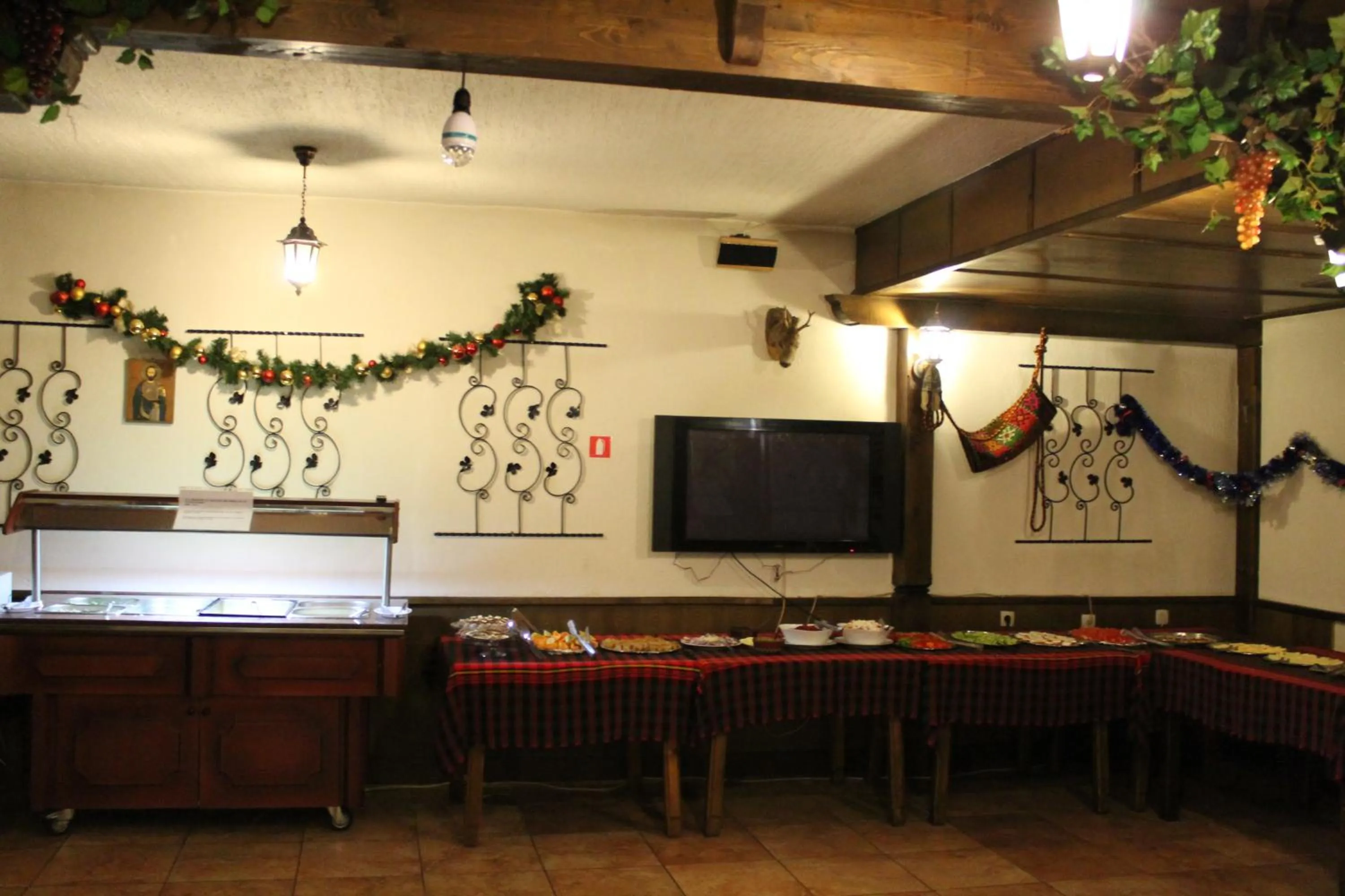 Restaurant/places to eat in Elegant Hotel