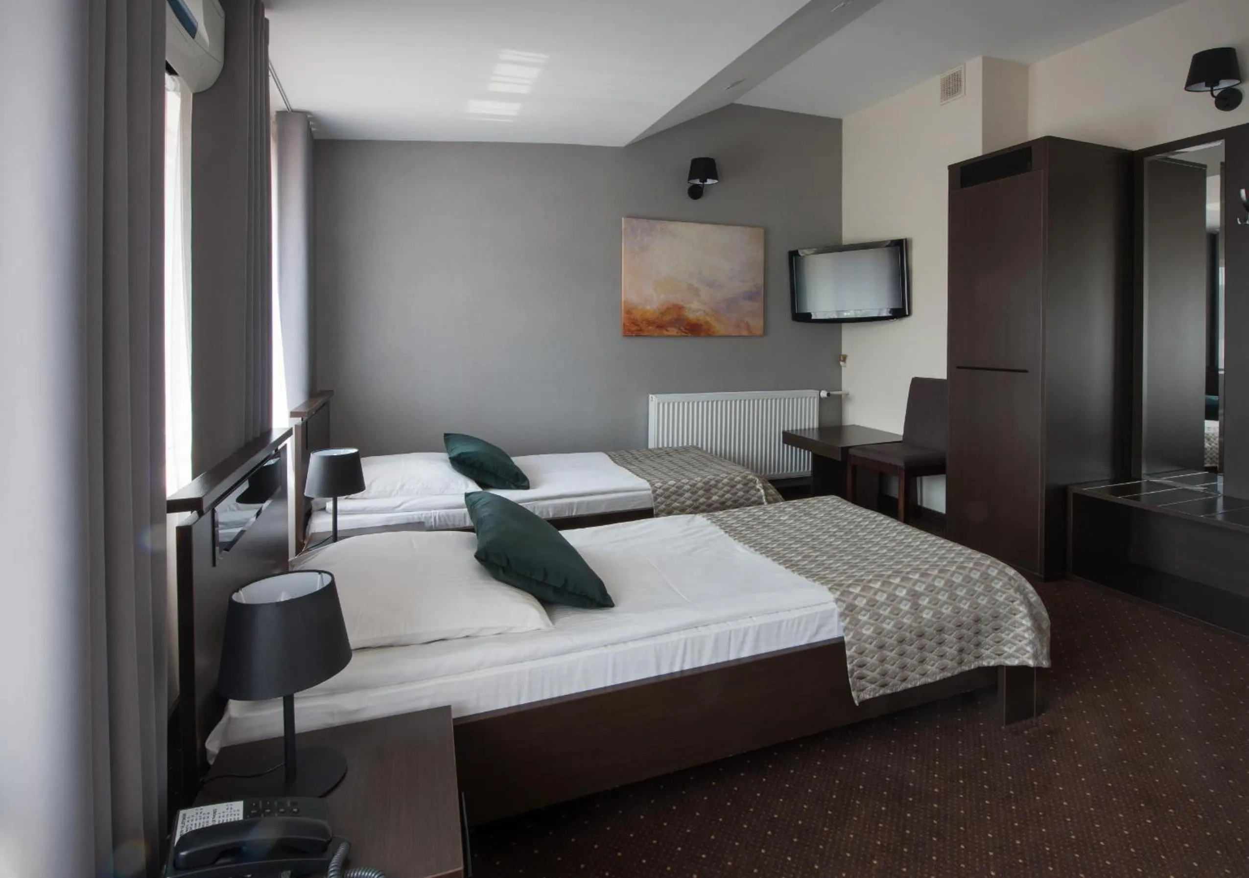 Photo of the whole room, Bed in Hotel Capitol