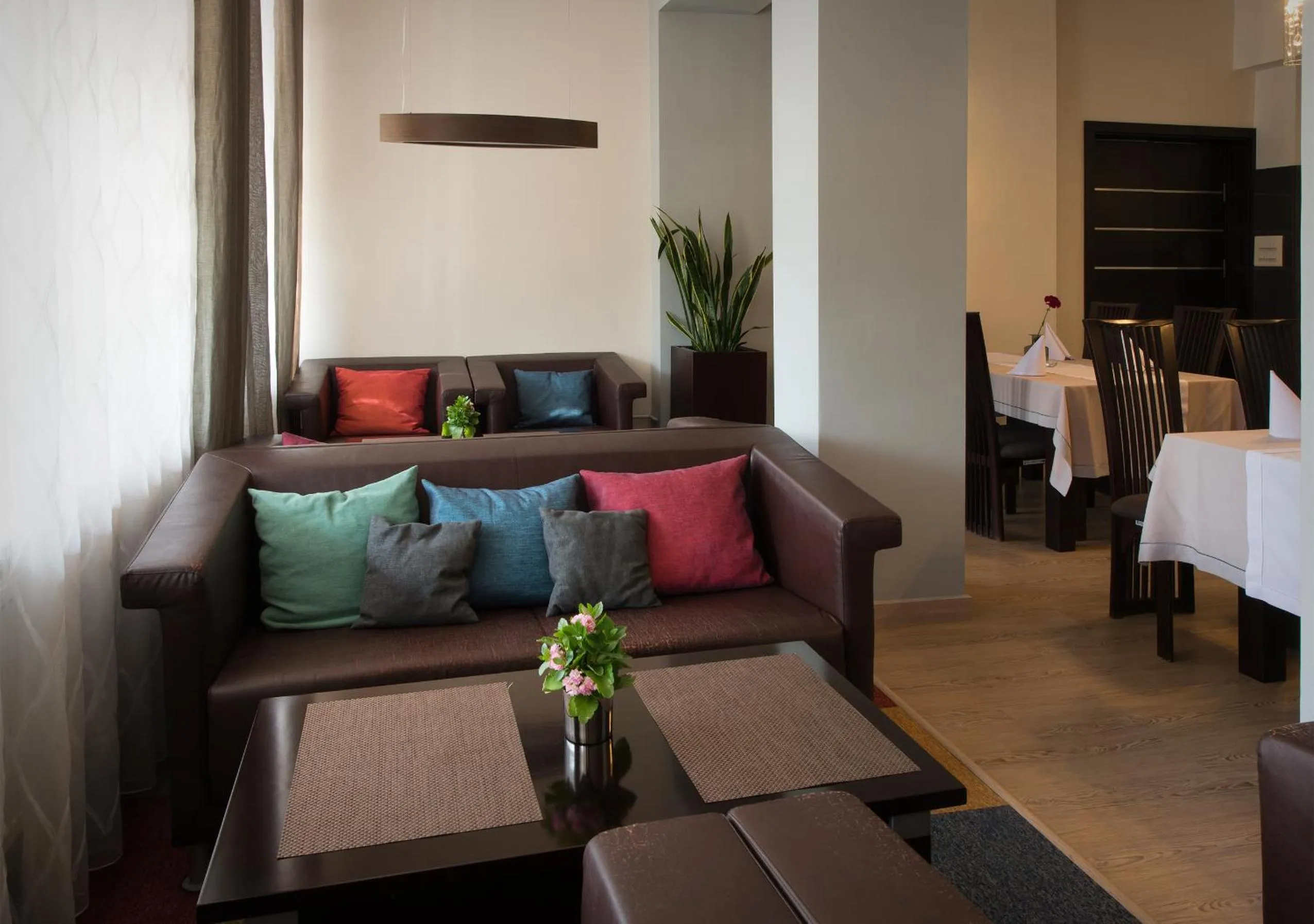 Restaurant/places to eat in Hotel Capitol