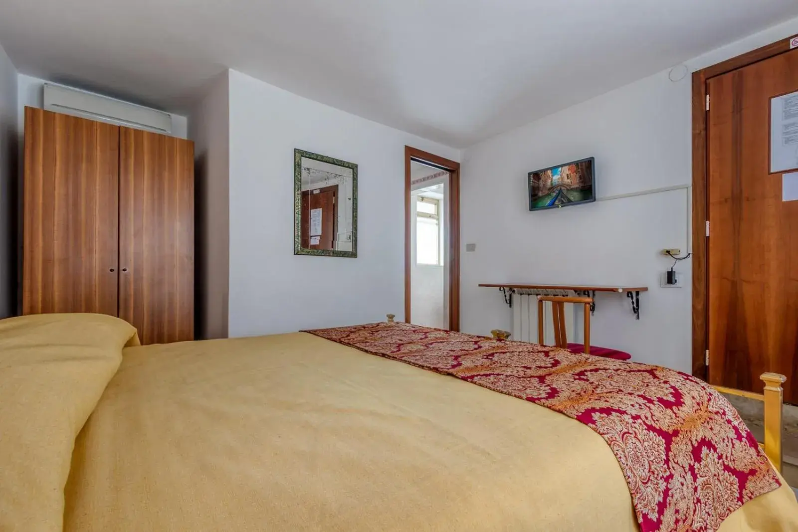 Economy Double Room in Hotel Casa Boccassini Economy Double Room in Hotel Casa Boccassini