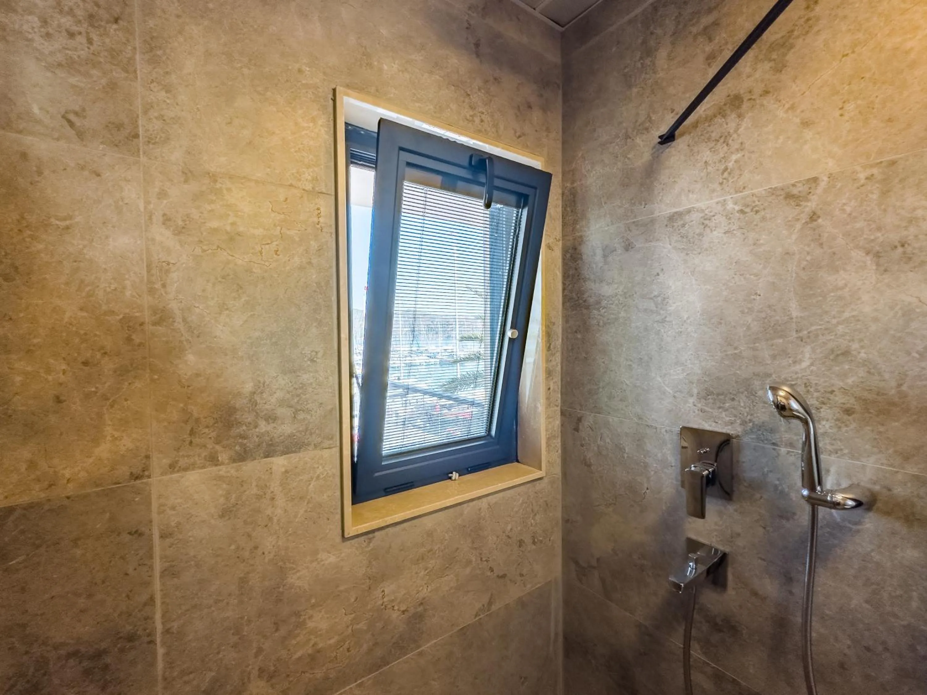 Shower in Dedeoğlu Port Hotel