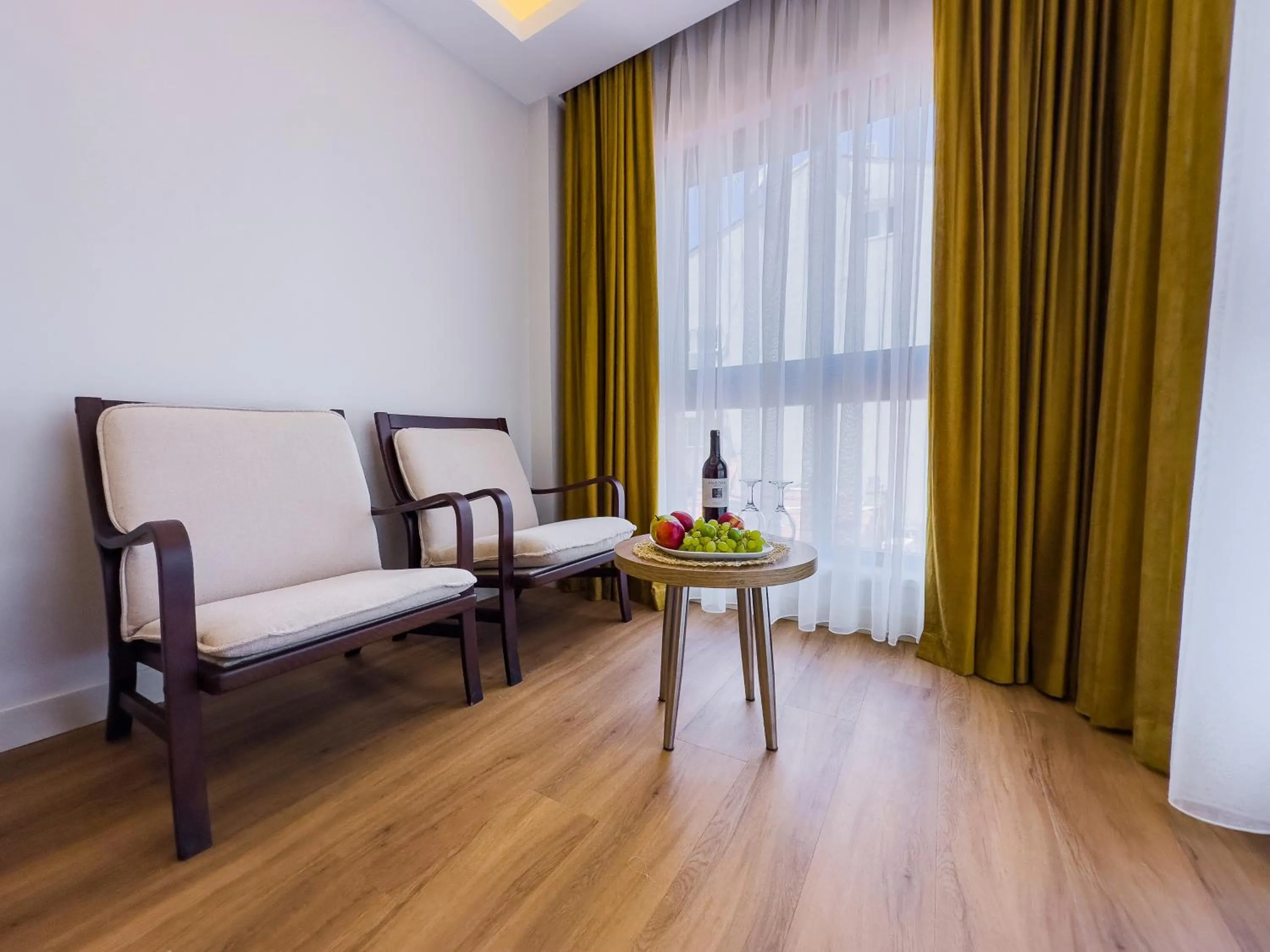 Seating area in Dedeoğlu Port Hotel