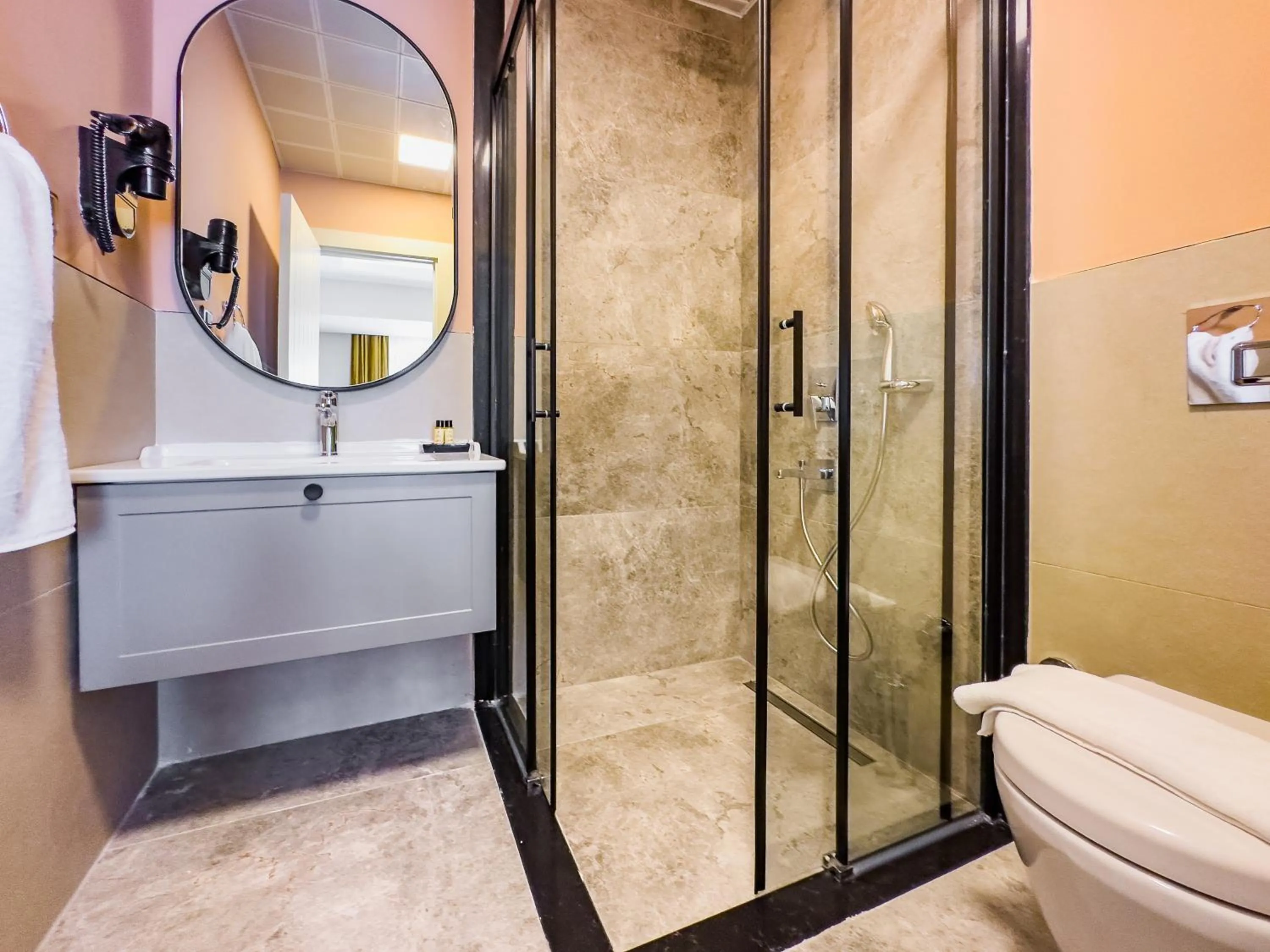 Shower in Dedeoğlu Port Hotel