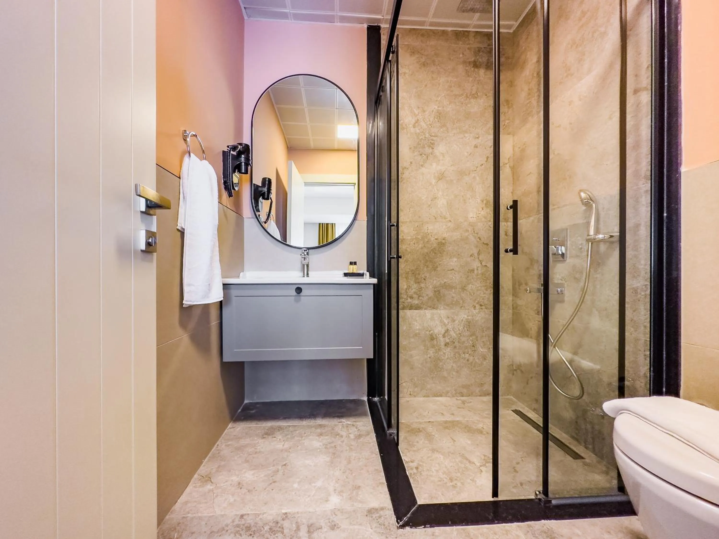 Shower in Dedeoğlu Port Hotel