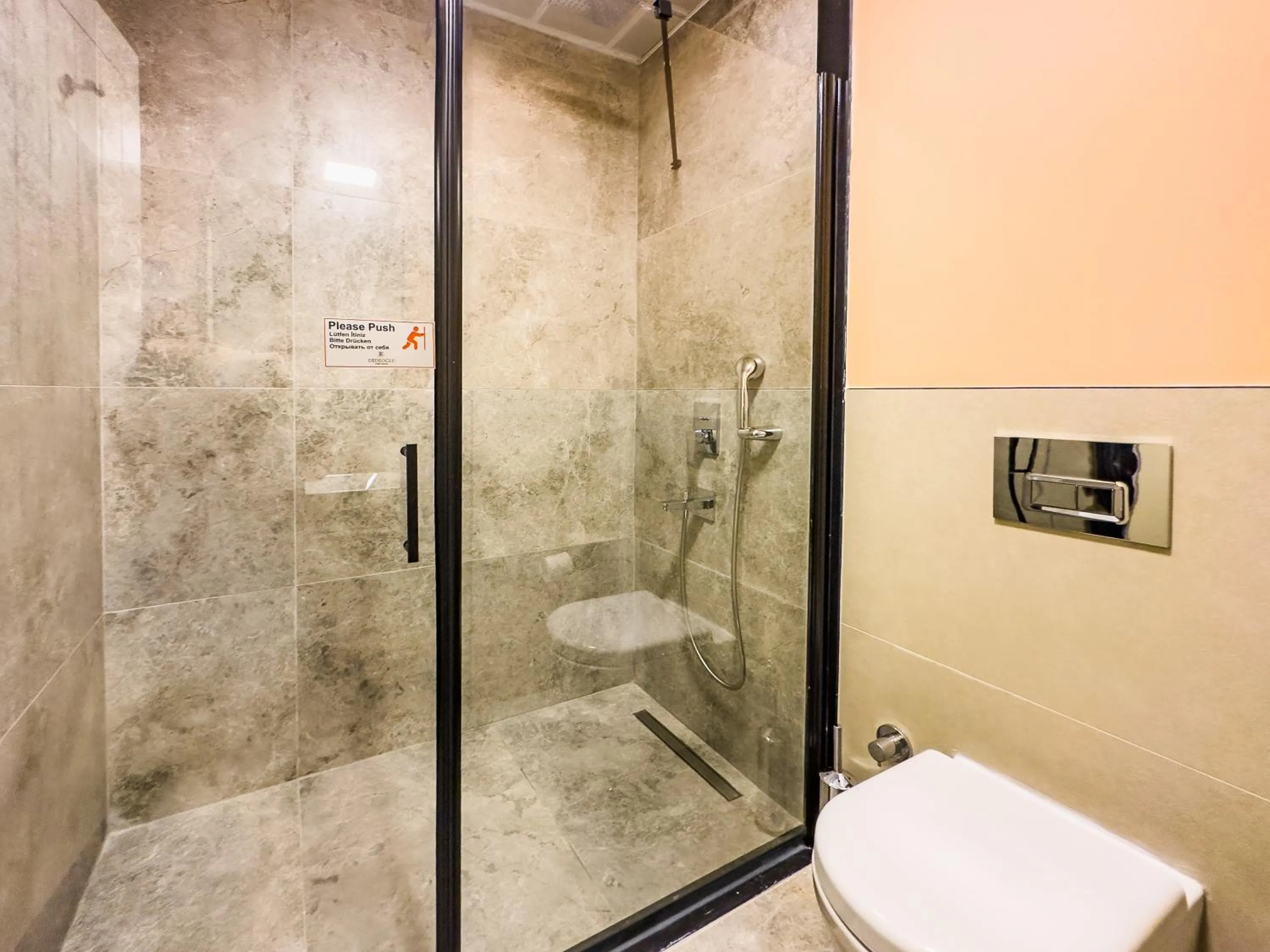 Shower in Dedeoğlu Port Hotel