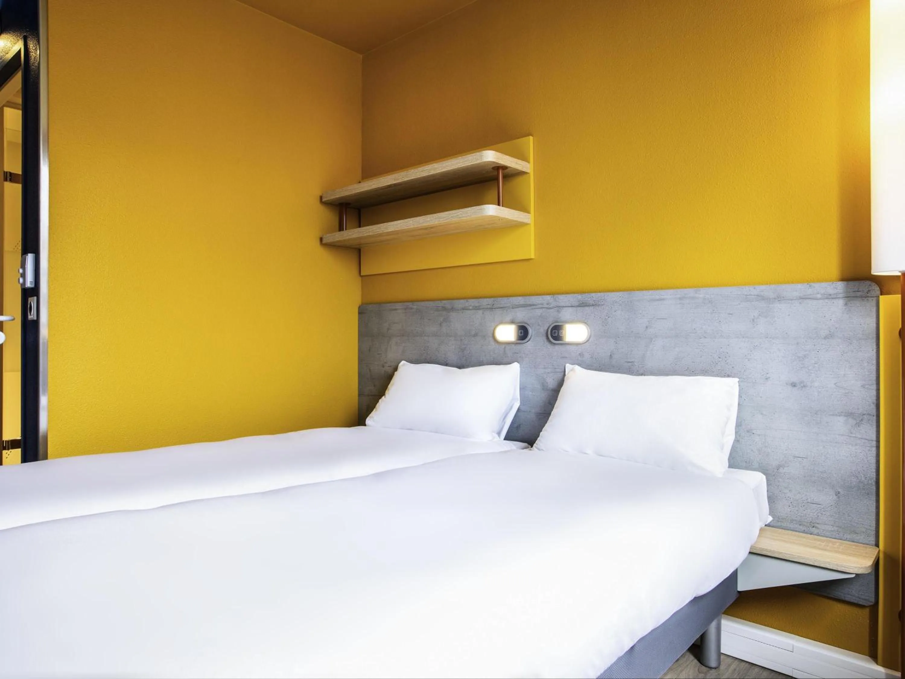 Bedroom, Bed in ibis budget Fontainebleau Avon