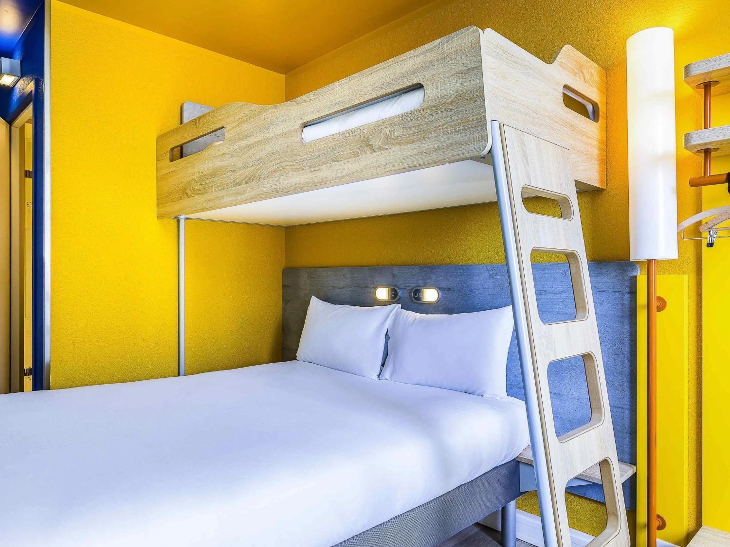 Bedroom, Bed in ibis budget Fontainebleau Avon