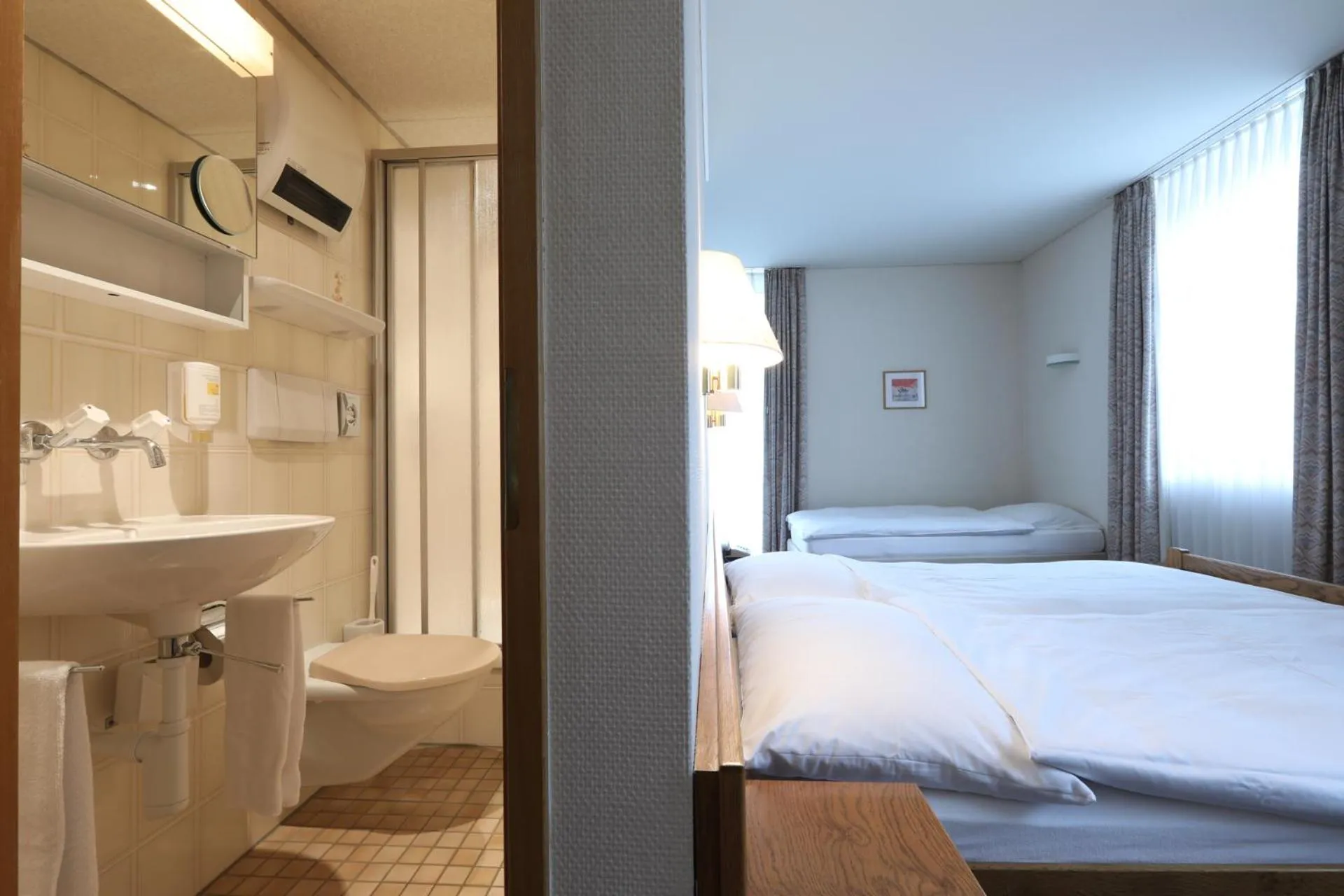 Bathroom, Bed in Hotel Concordia
