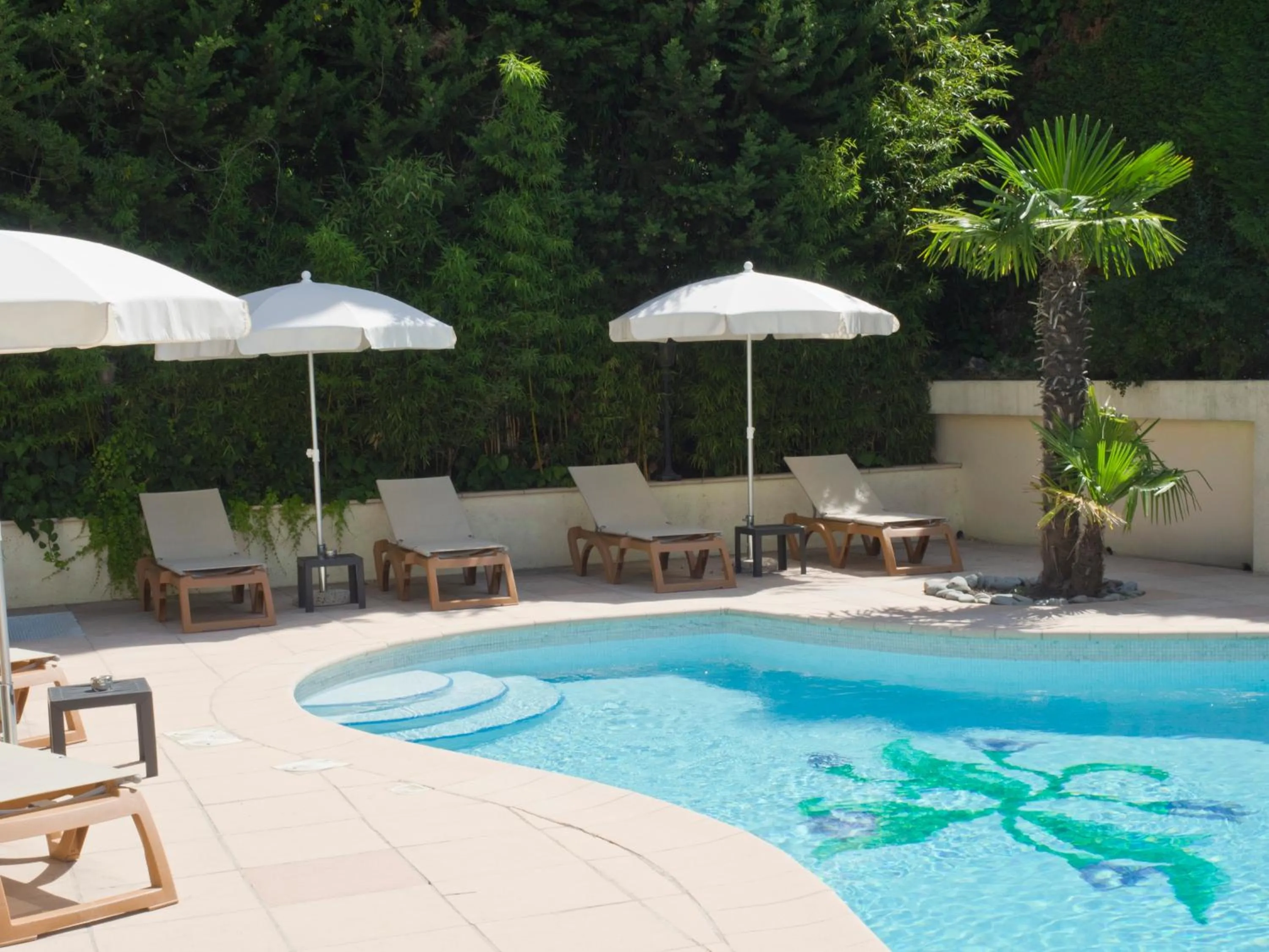 Swimming pool in Hotel Les Oliviers