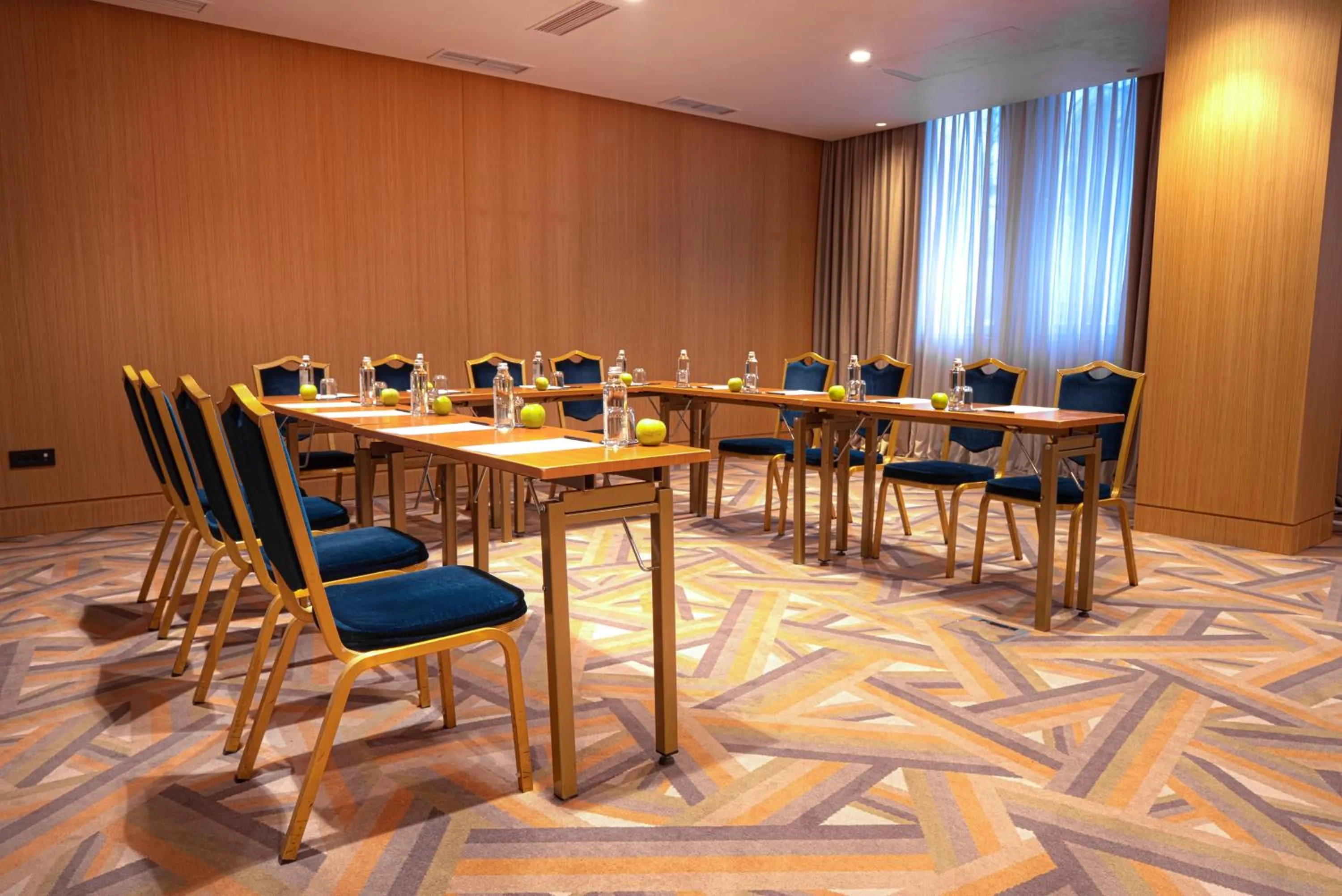 Meeting/conference room in Maison Sofia - MGallery