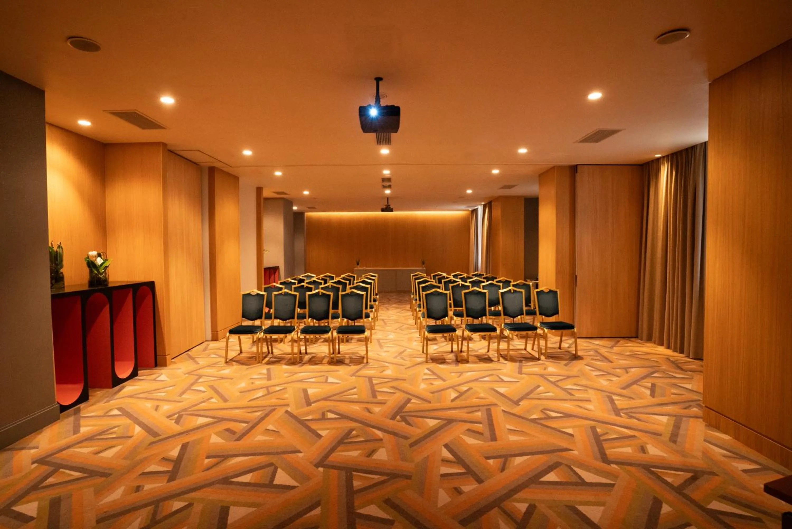 Meeting/conference room in Maison Sofia - MGallery