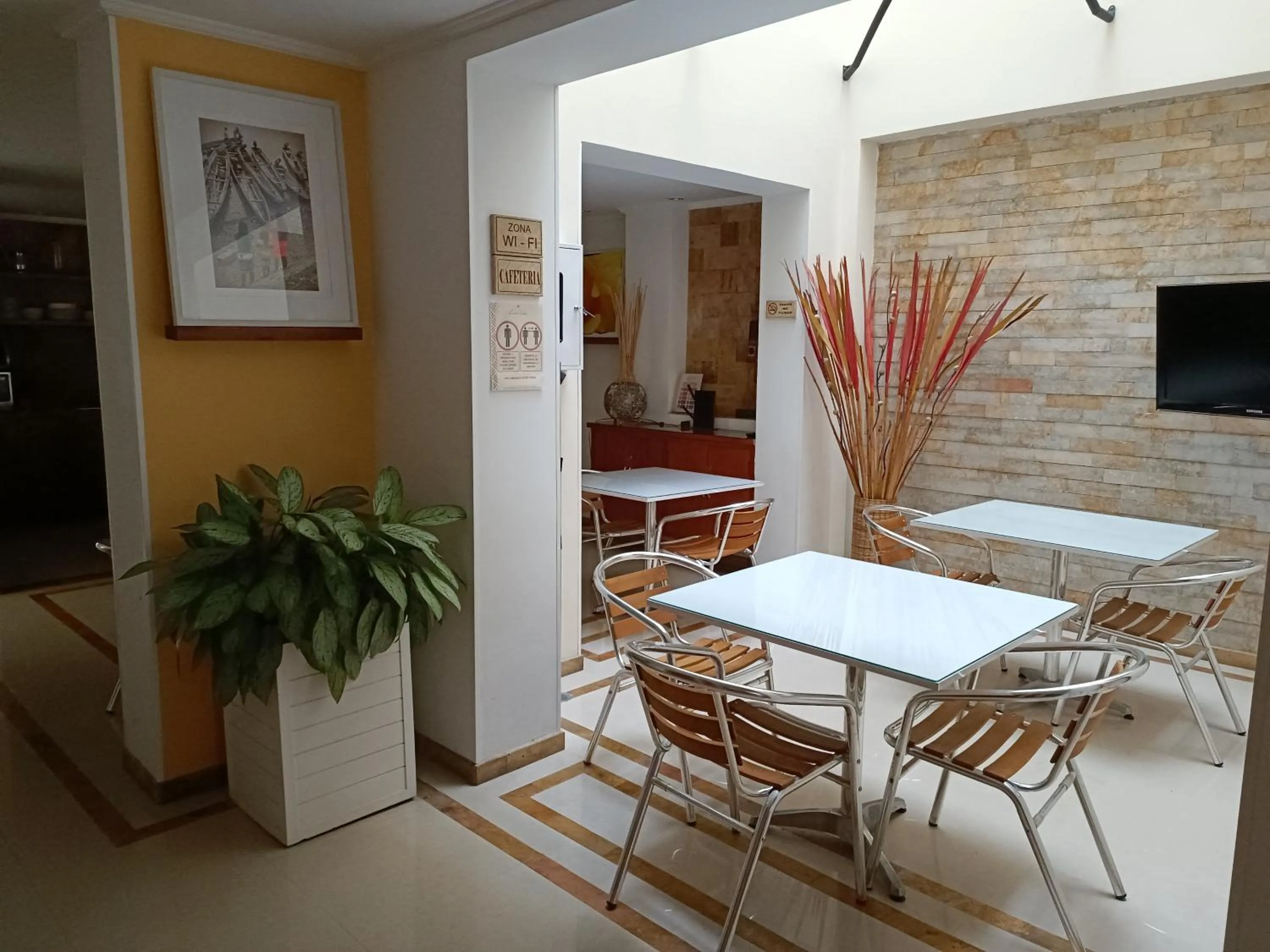 Restaurant/places to eat in Hotel Boutique Confort Suites