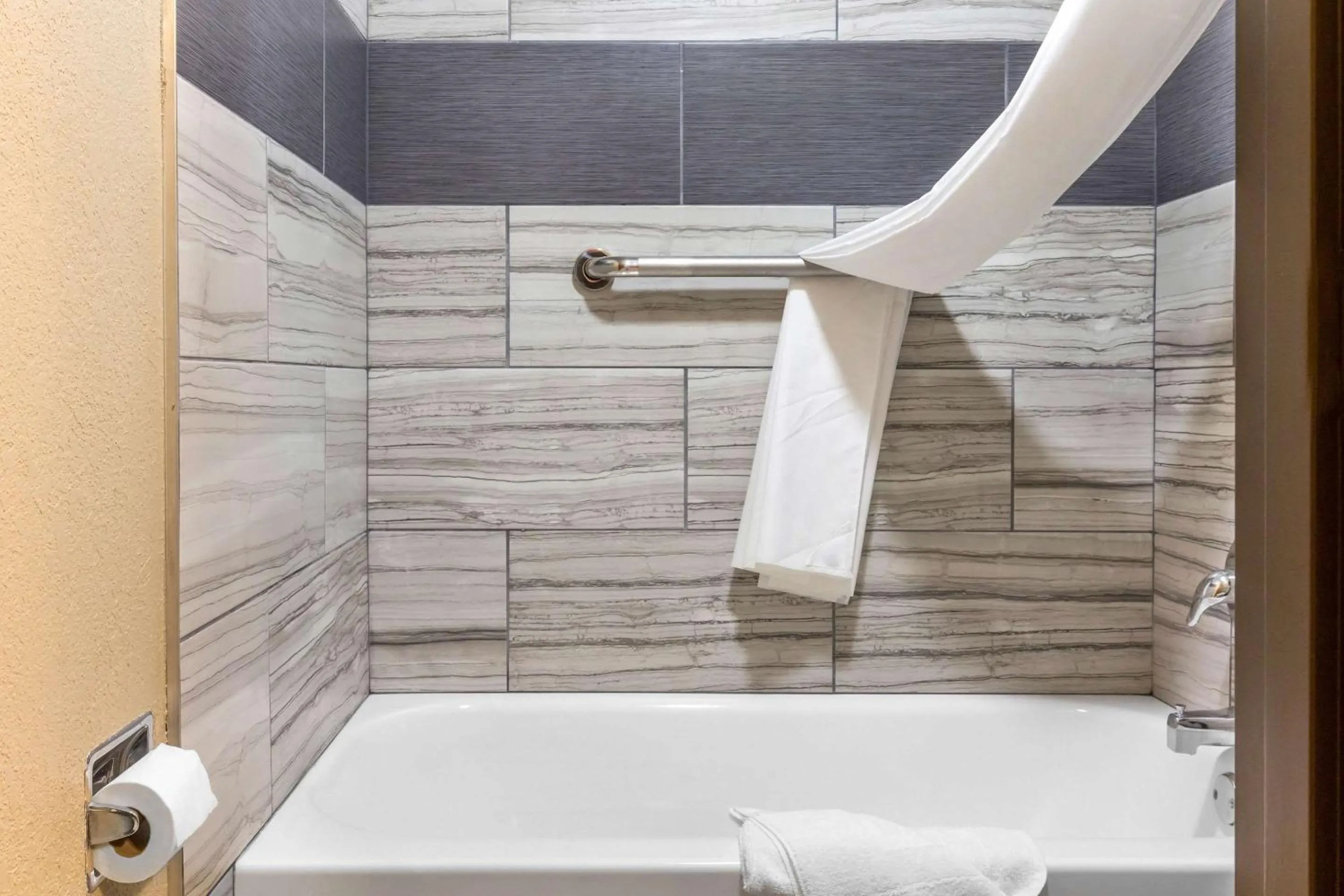 Bathroom in Quality Inn Lamar