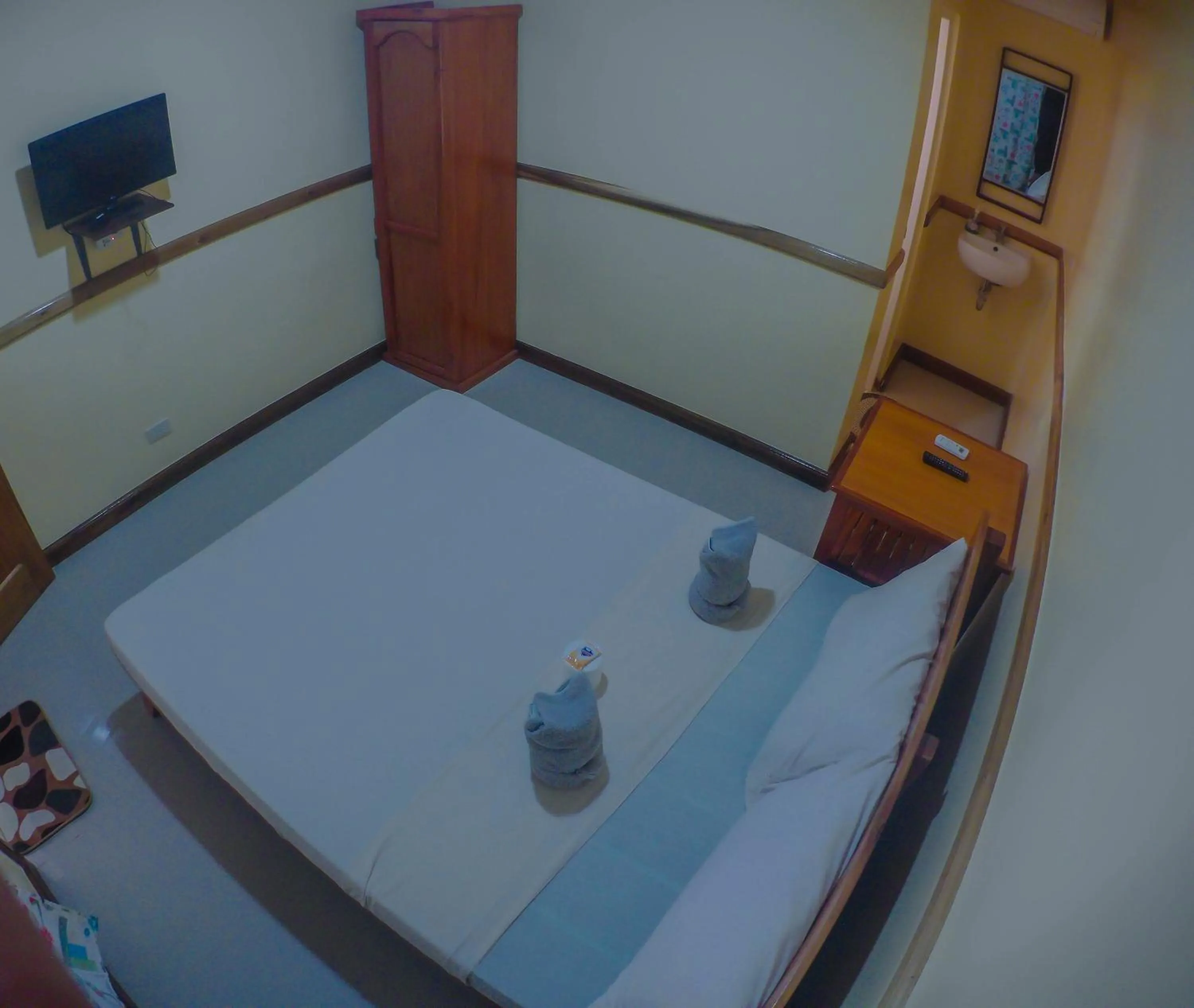 Bed in Ocean Manor Inn