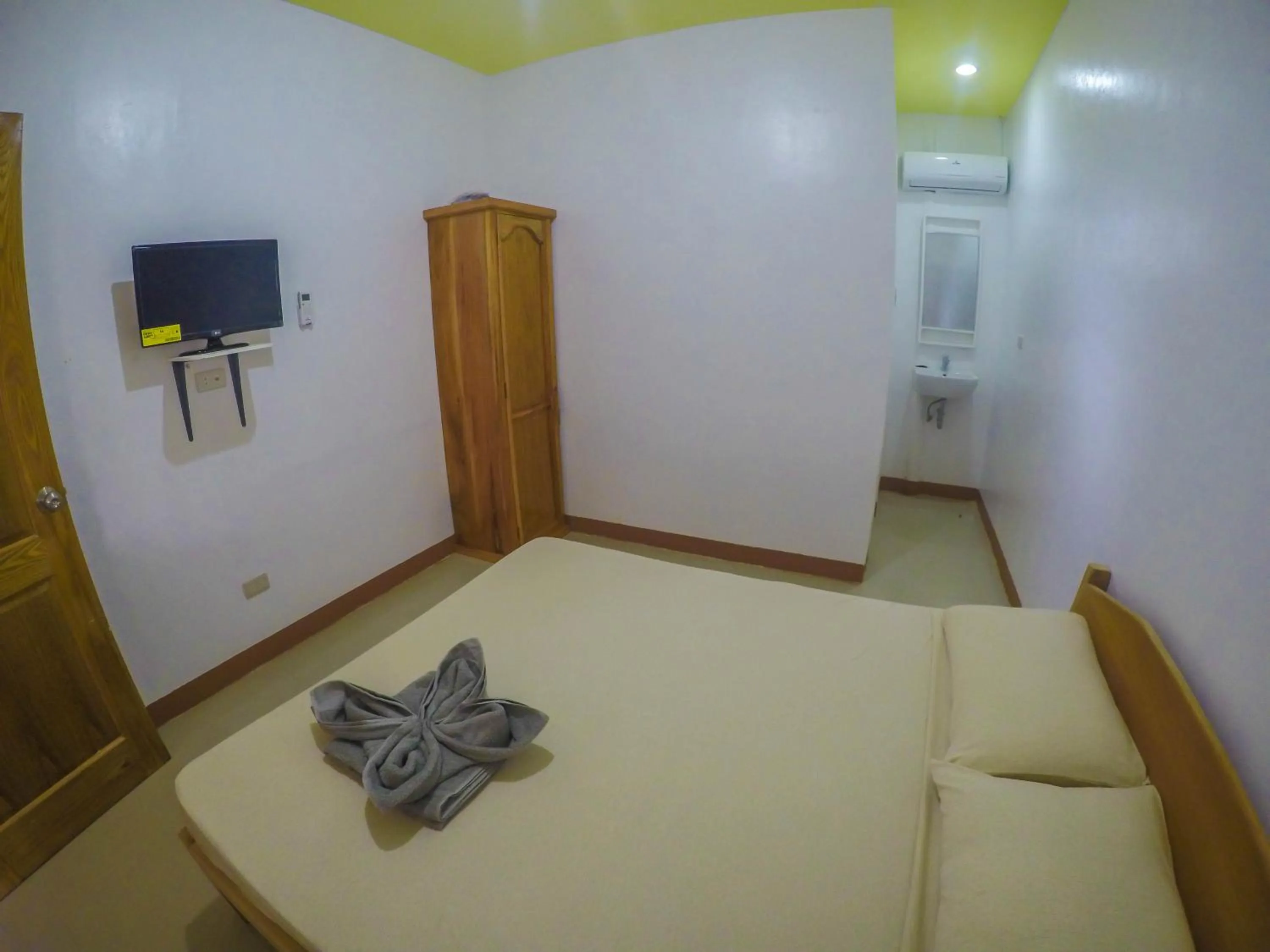 Photo of the whole room, Bed in Ocean Manor Inn