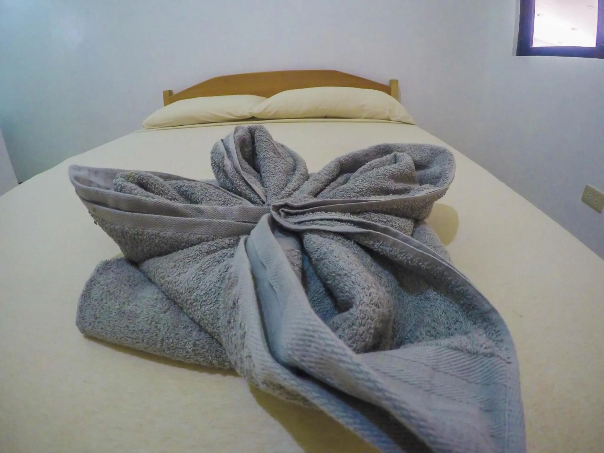 Bed in Ocean Manor Inn