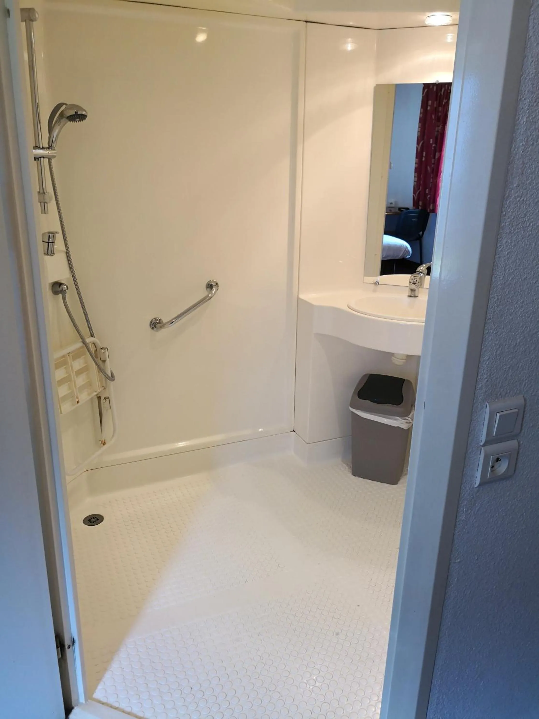 Bathroom in Quick Palace St Jean De Vedas - A709