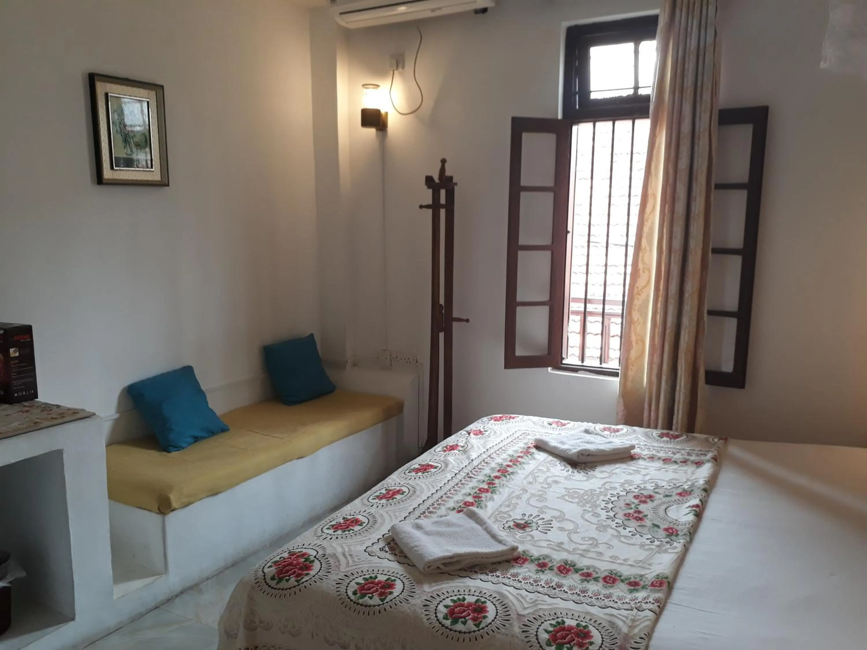 Photo of the whole room, Bed in Lighthouse Guest