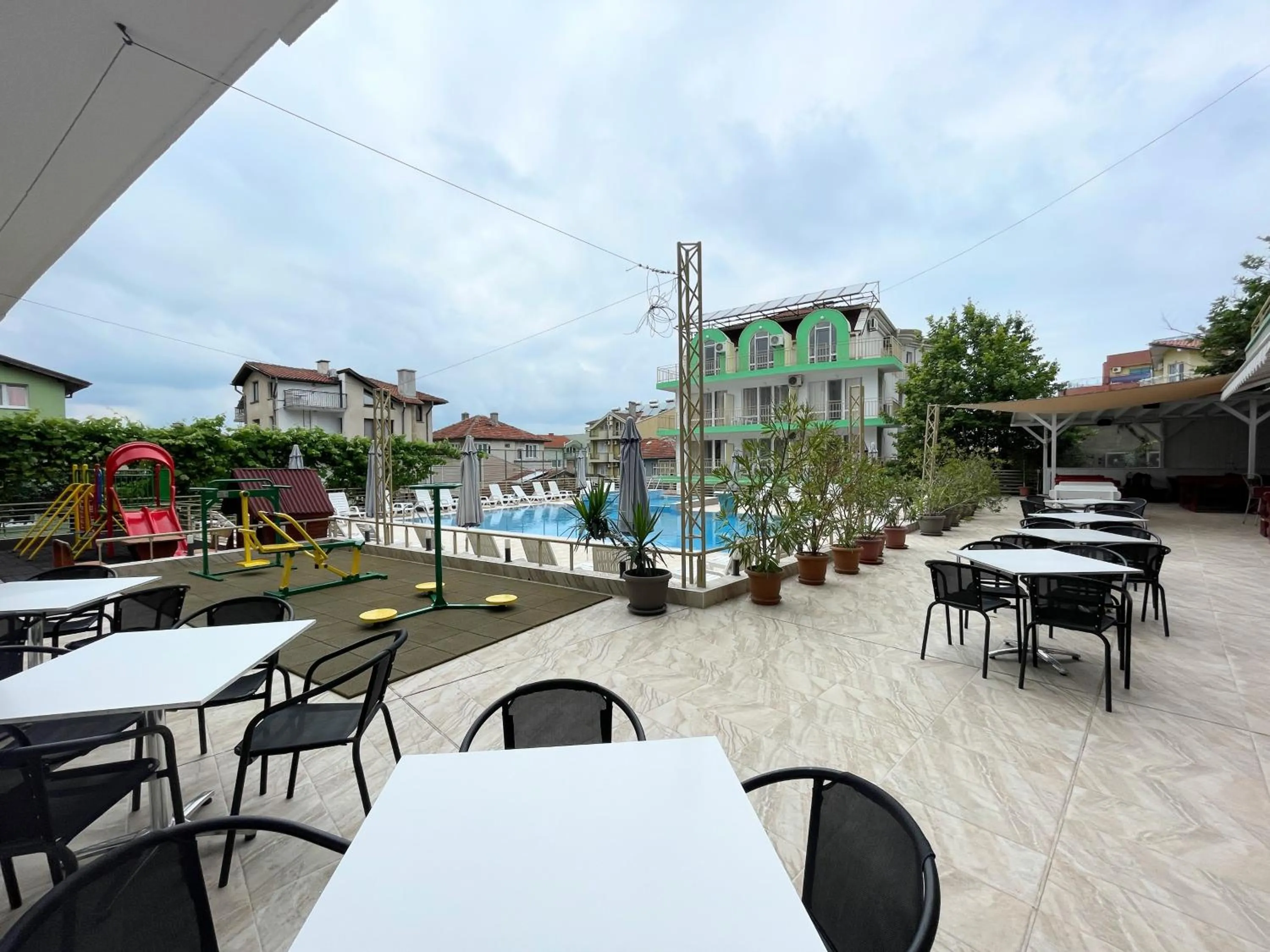 Restaurant/places to eat in Hotel Onyx