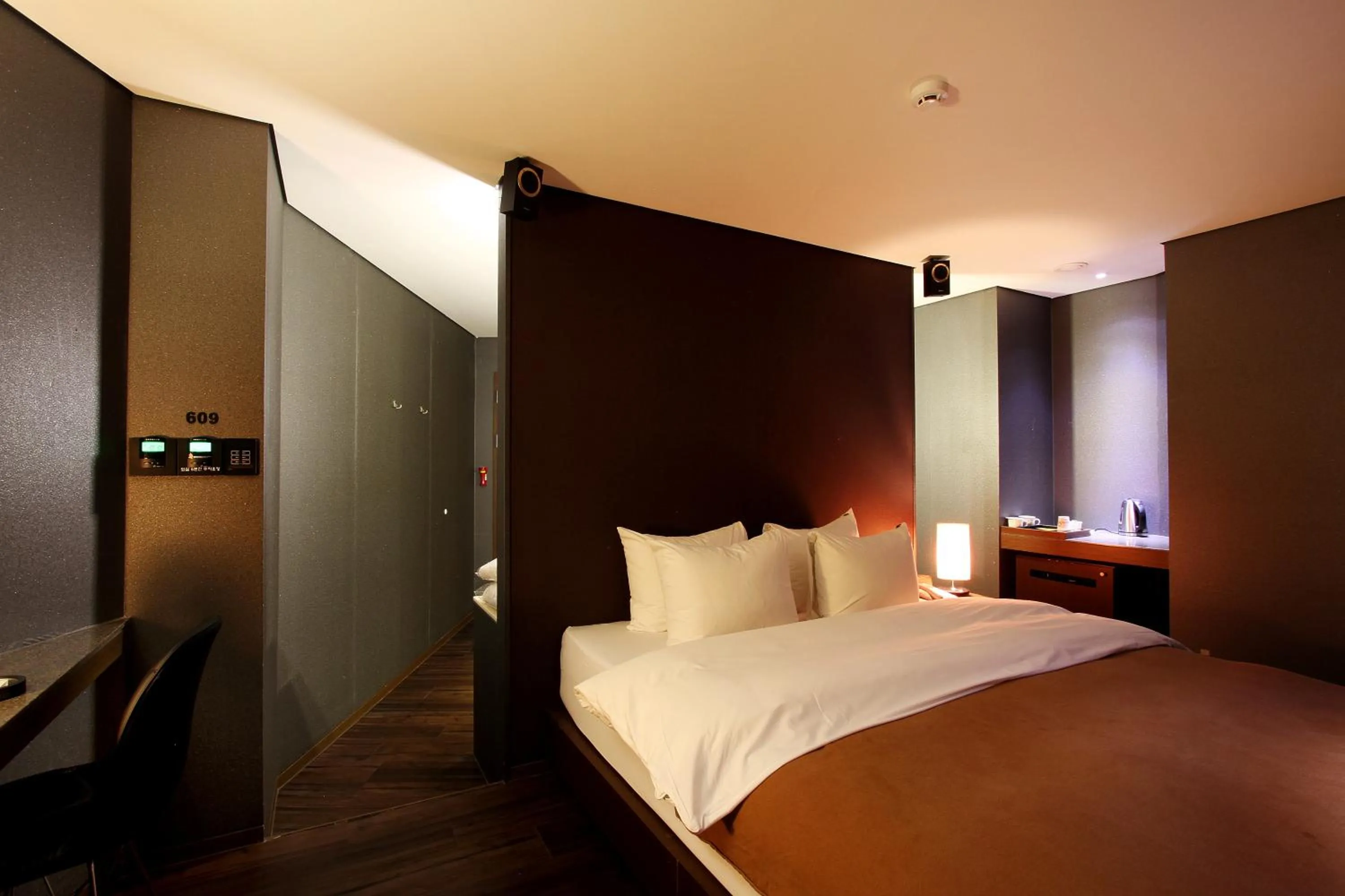 Bed in Uijeongbu Latree Hotel