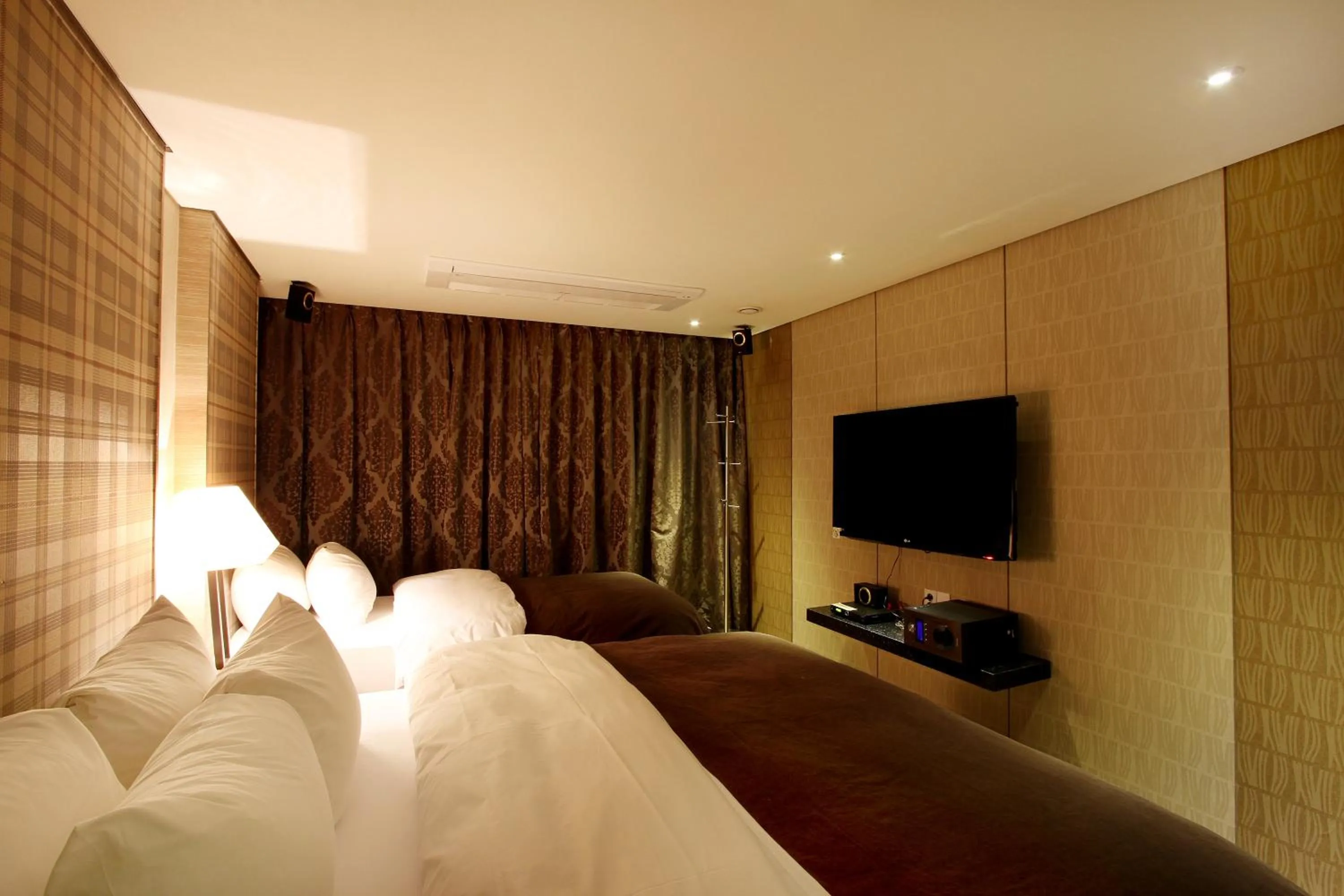 Bed in Uijeongbu Latree Hotel