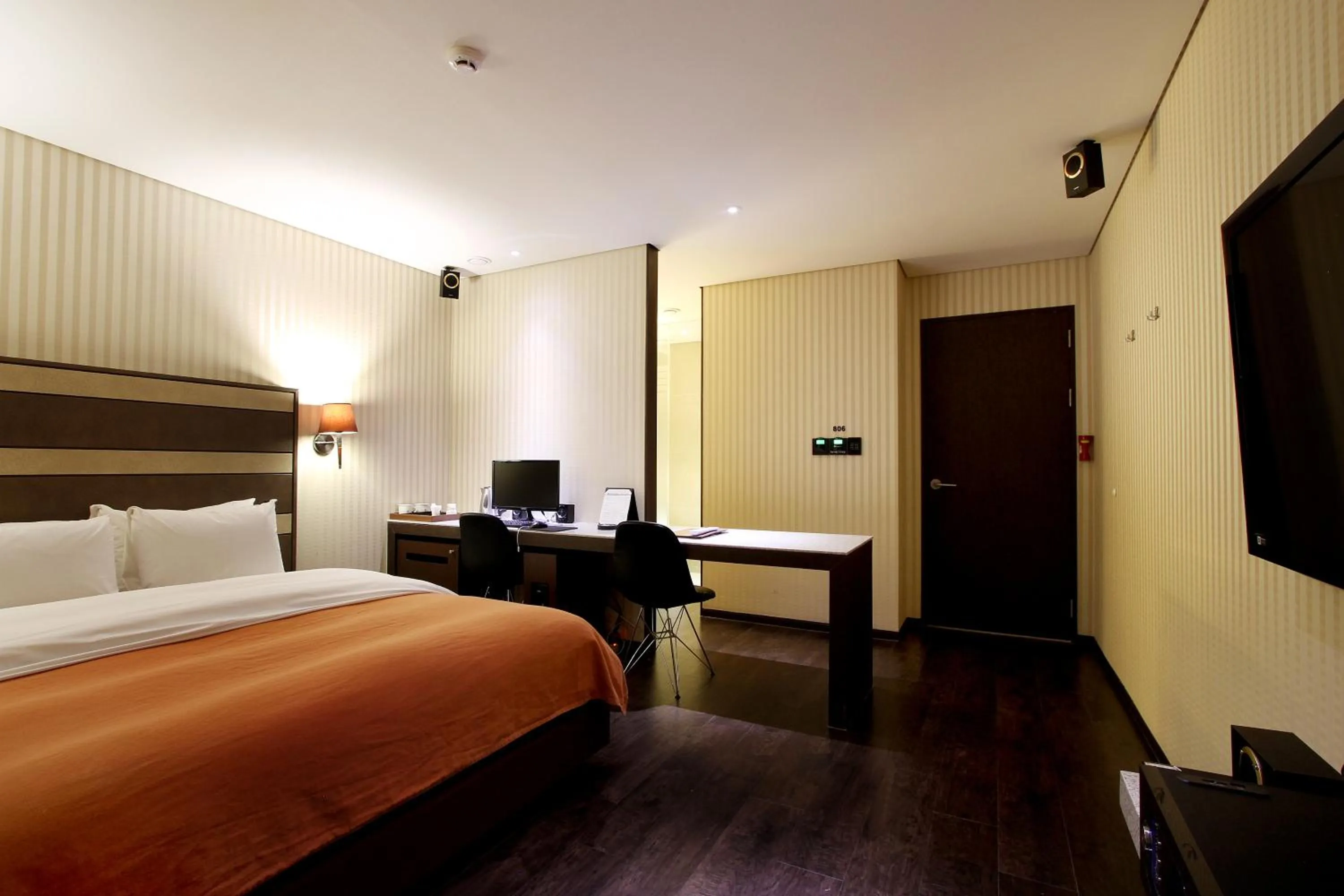 Bed in Uijeongbu Latree Hotel