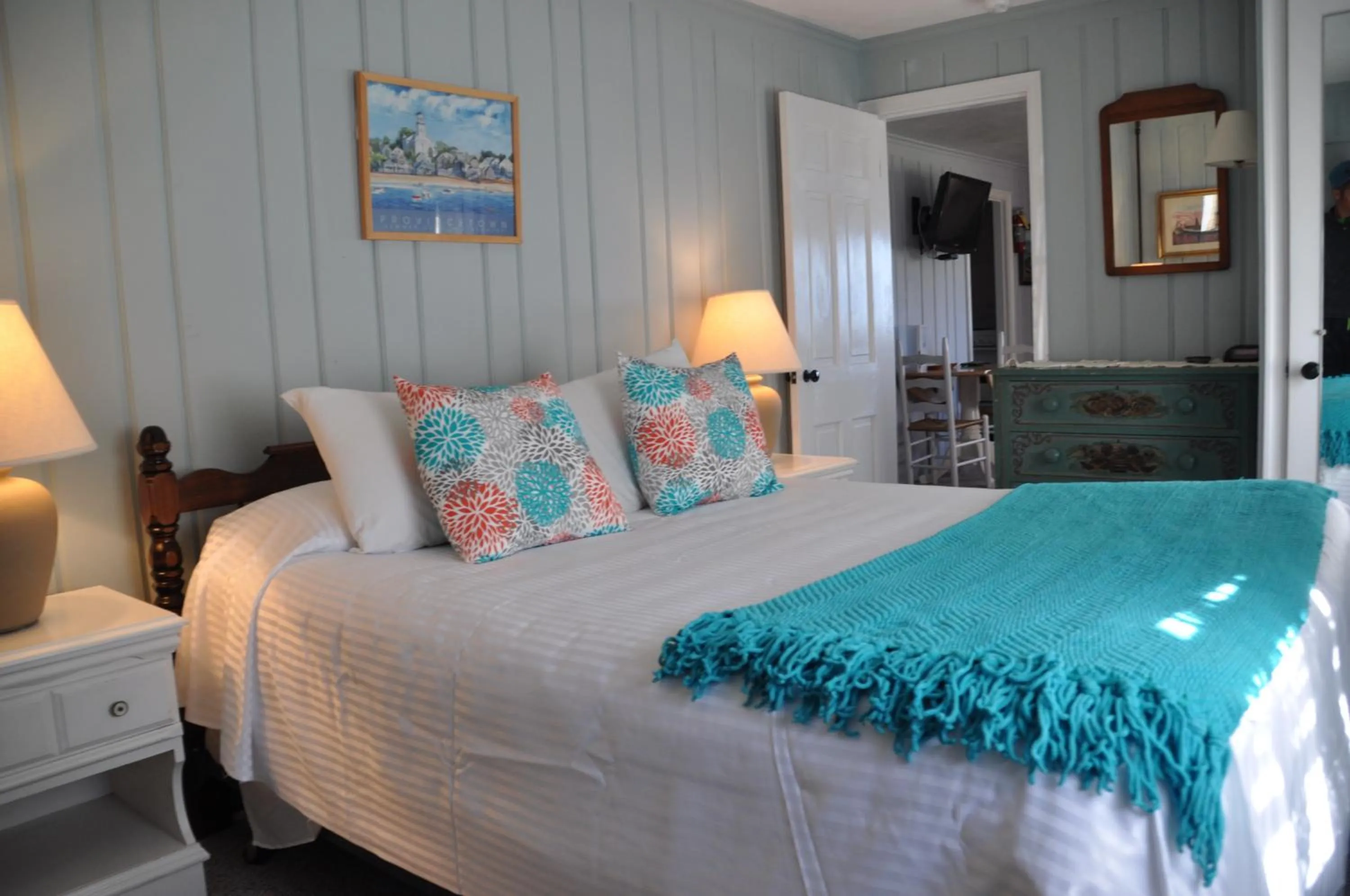 Photo of the whole room, Bed in The Masthead Resort