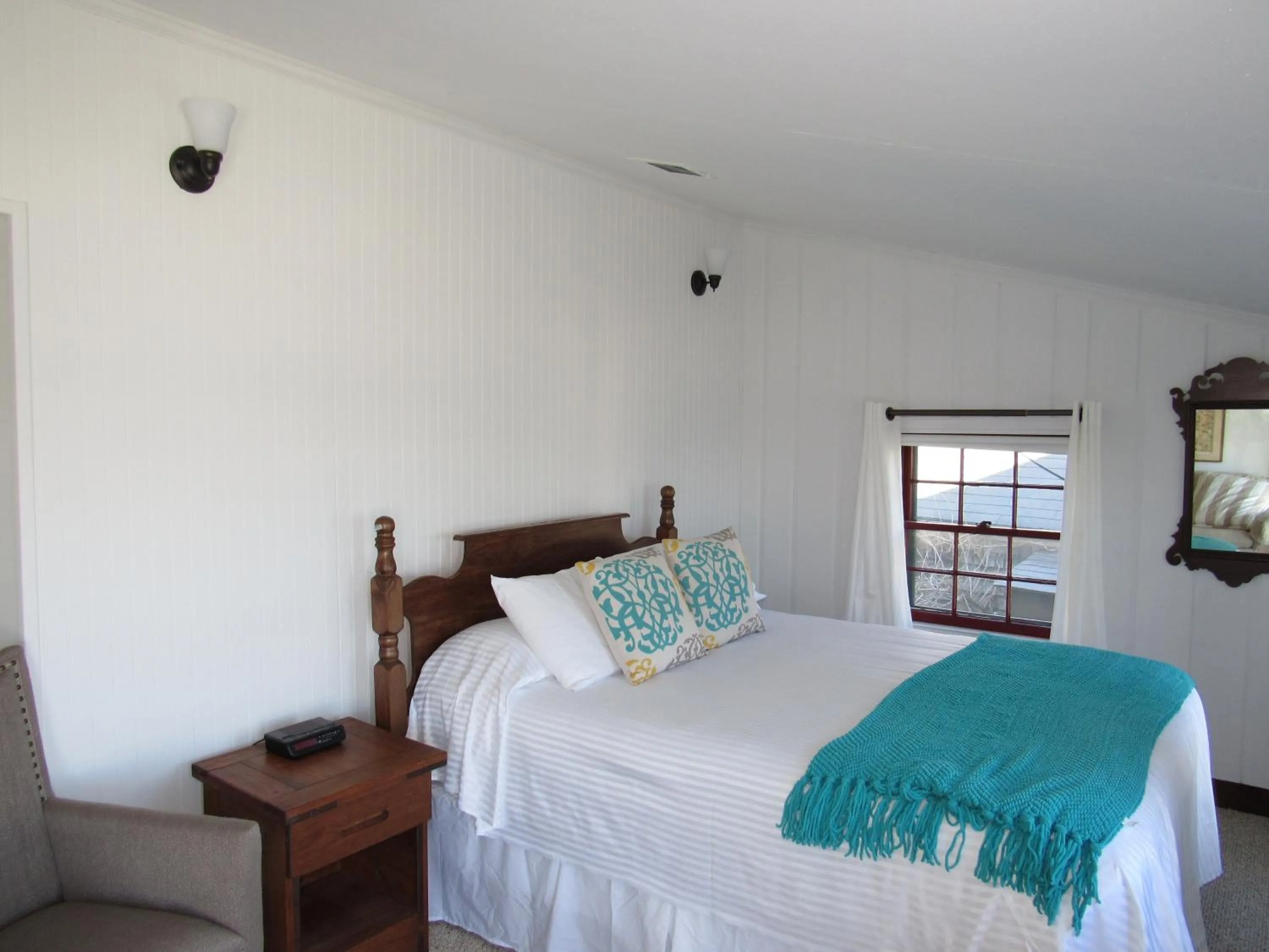 Photo of the whole room, Bed in The Masthead Resort