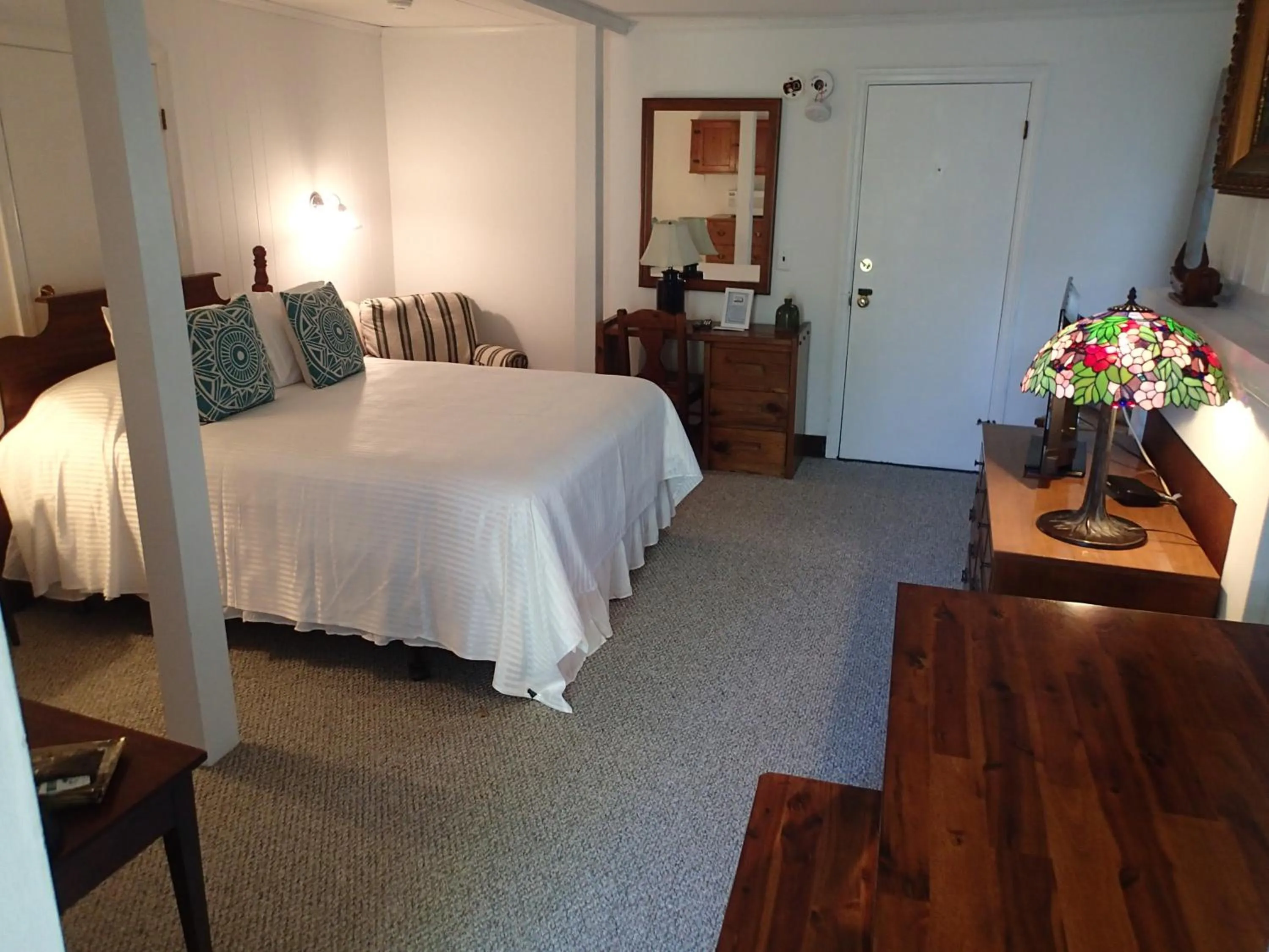 Photo of the whole room, Bed in The Masthead Resort