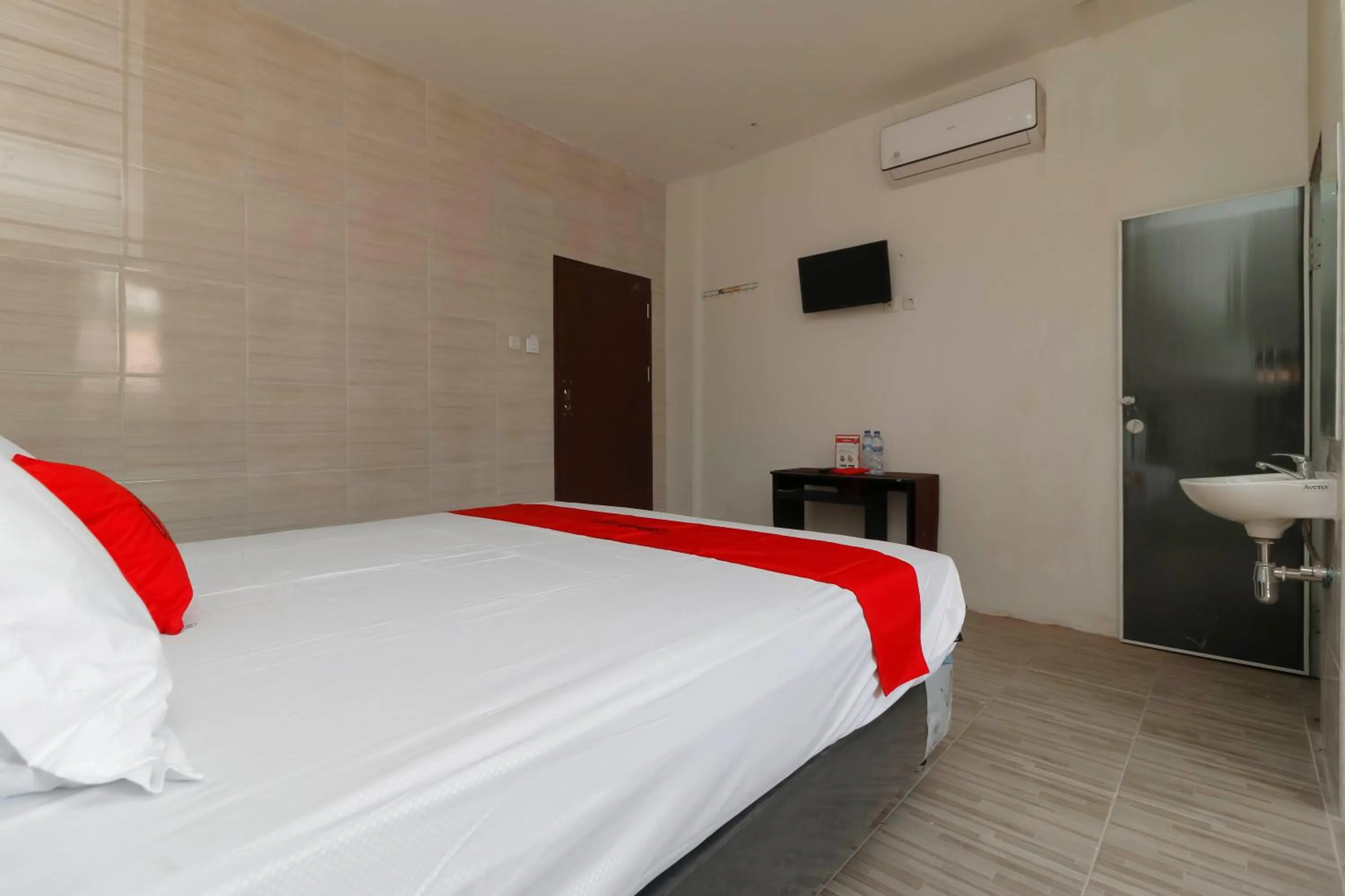 Bedroom, Bed in RedDoorz Plus near RS Royal Prima Medan