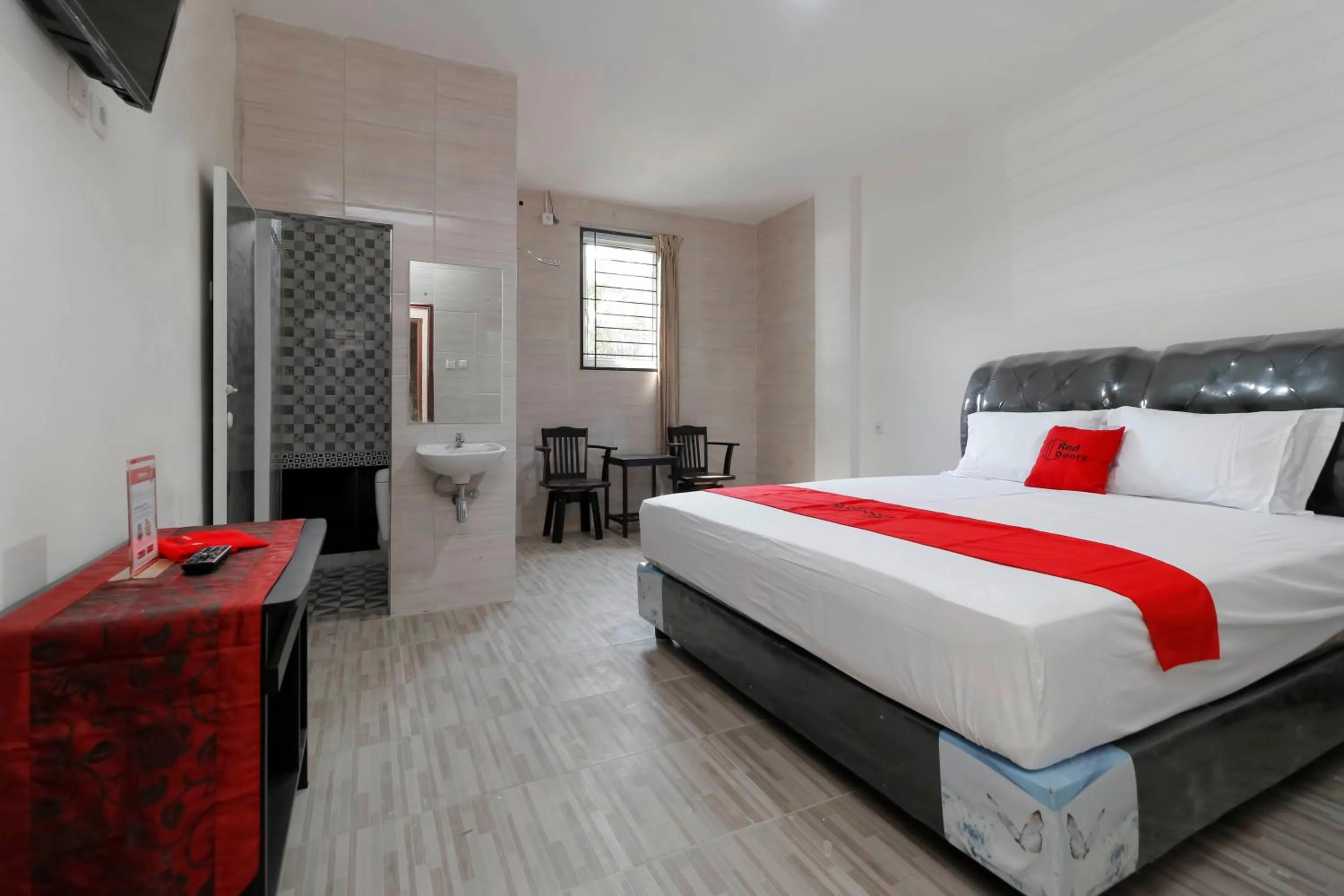 Bedroom, Bed in RedDoorz Plus near RS Royal Prima Medan