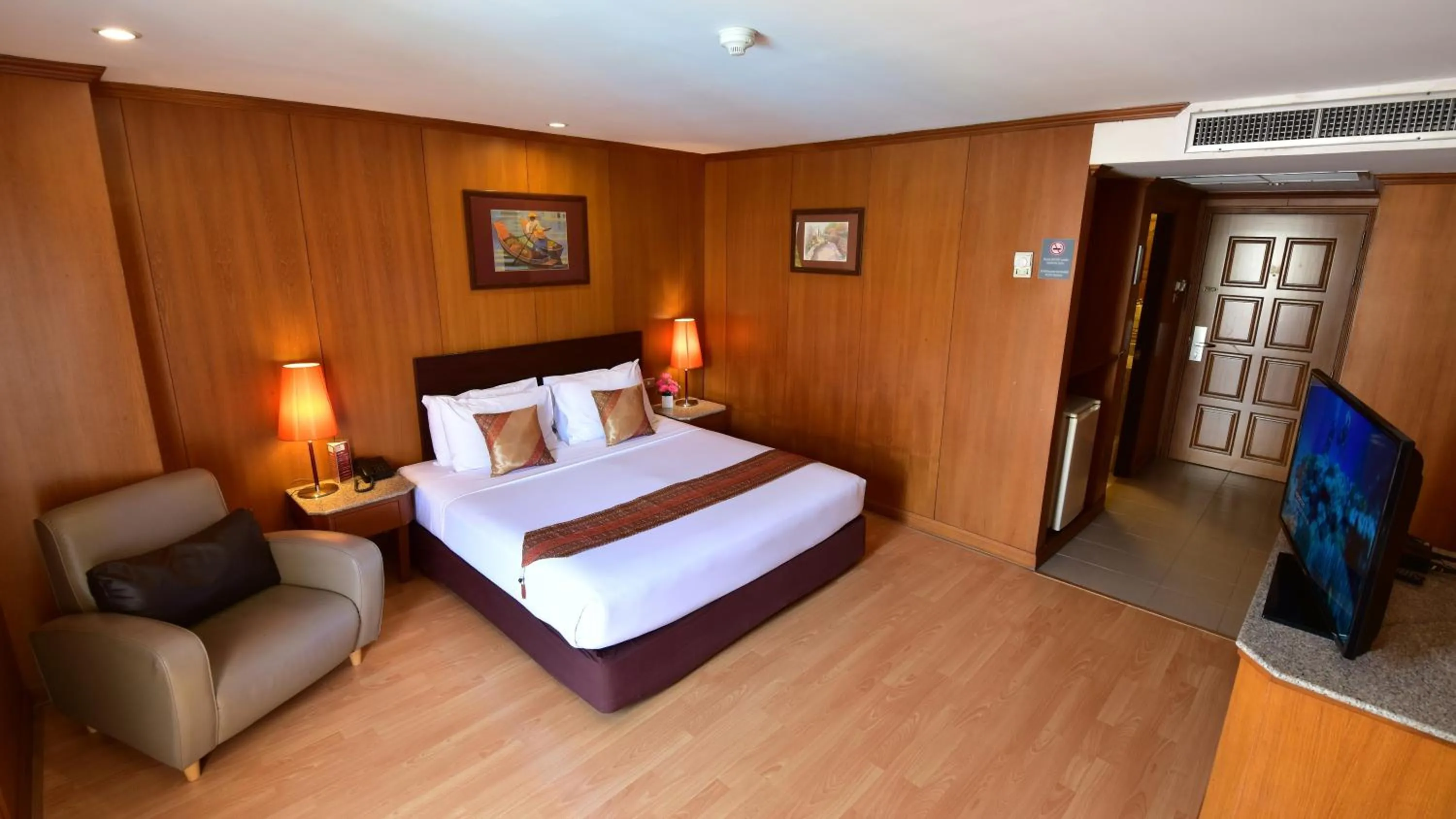 Photo of the whole room, Bed in Dynasty Inn Pattaya