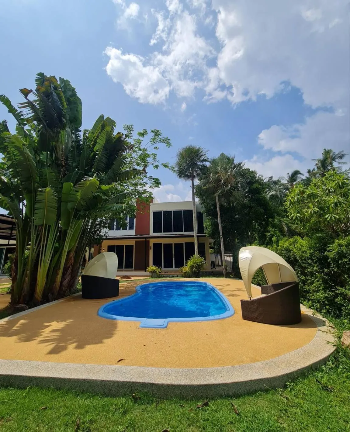 Swimming pool in Villa Kanwara