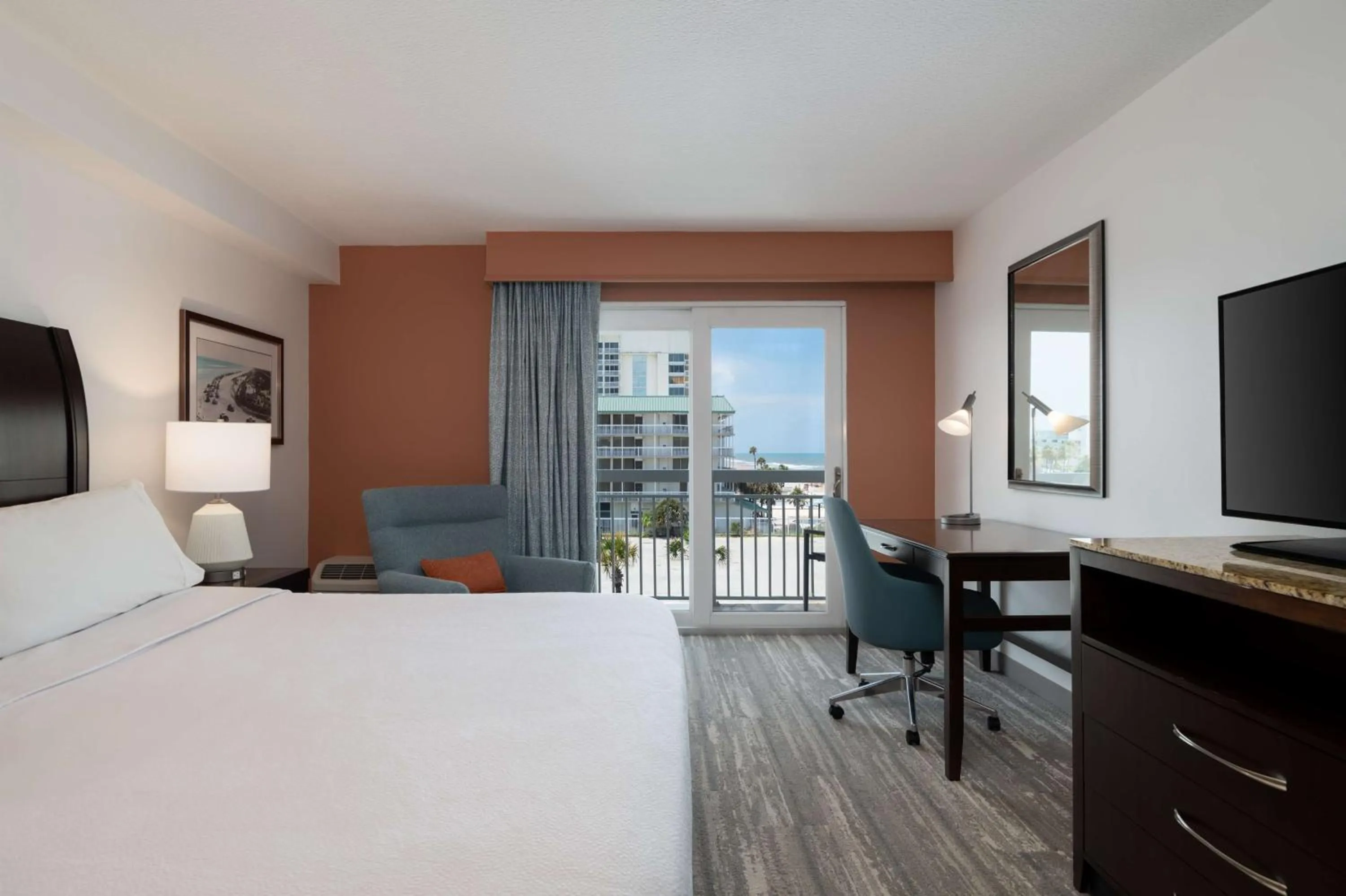 Bedroom, Bed in Hilton Garden Inn Daytona Beach Oceanfront