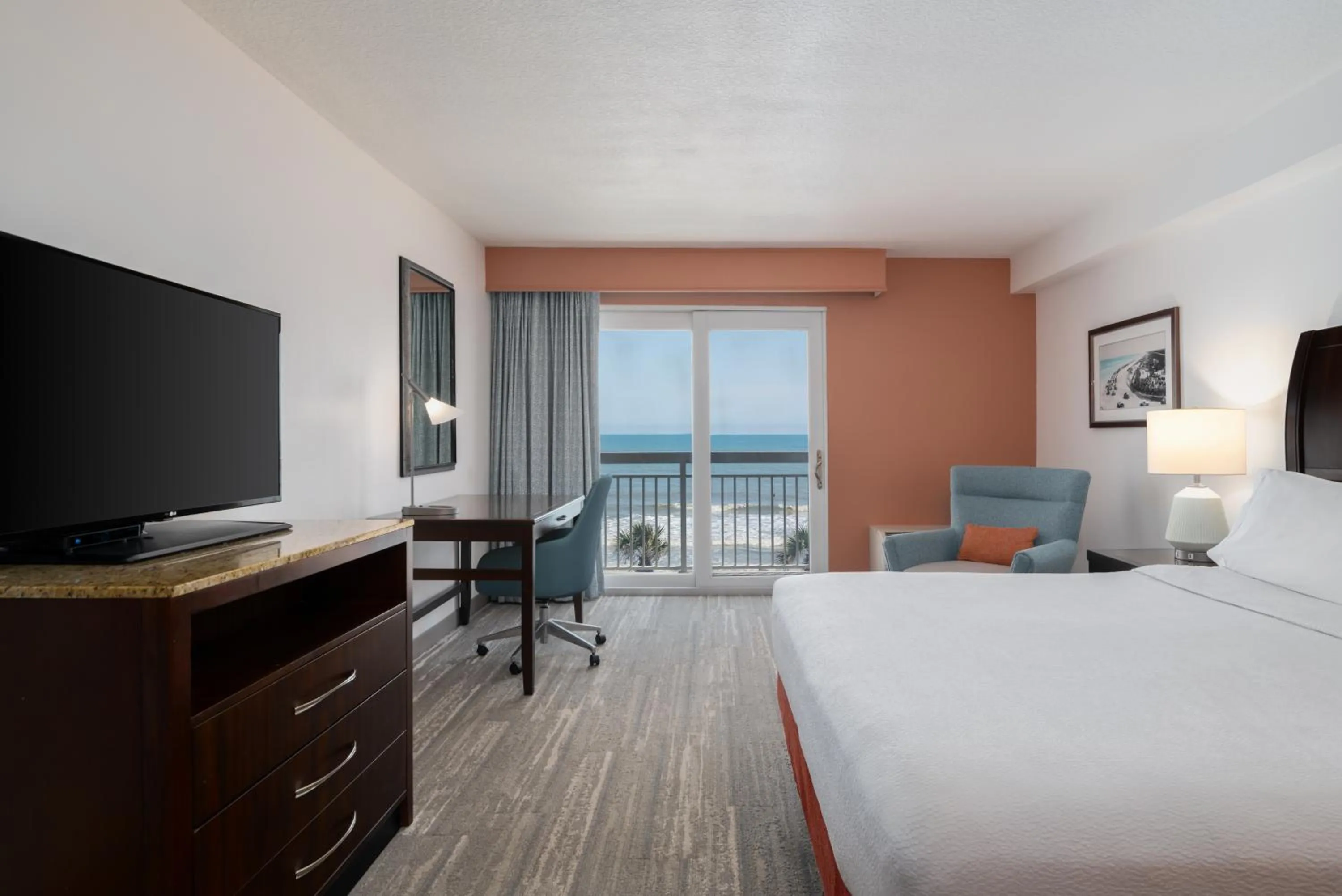 Bed in Hilton Garden Inn Daytona Beach Oceanfront