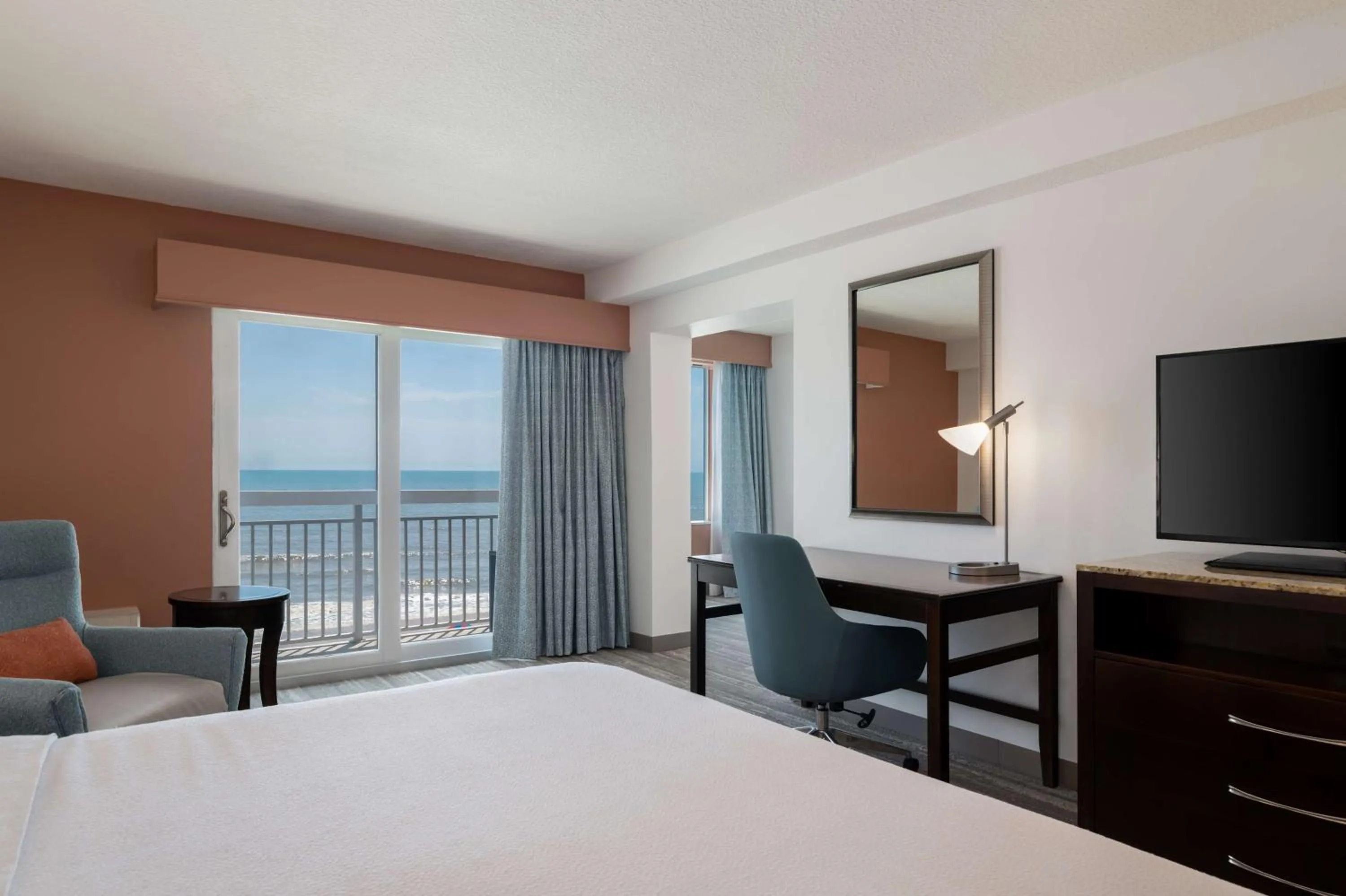 Bedroom, Bed in Hilton Garden Inn Daytona Beach Oceanfront