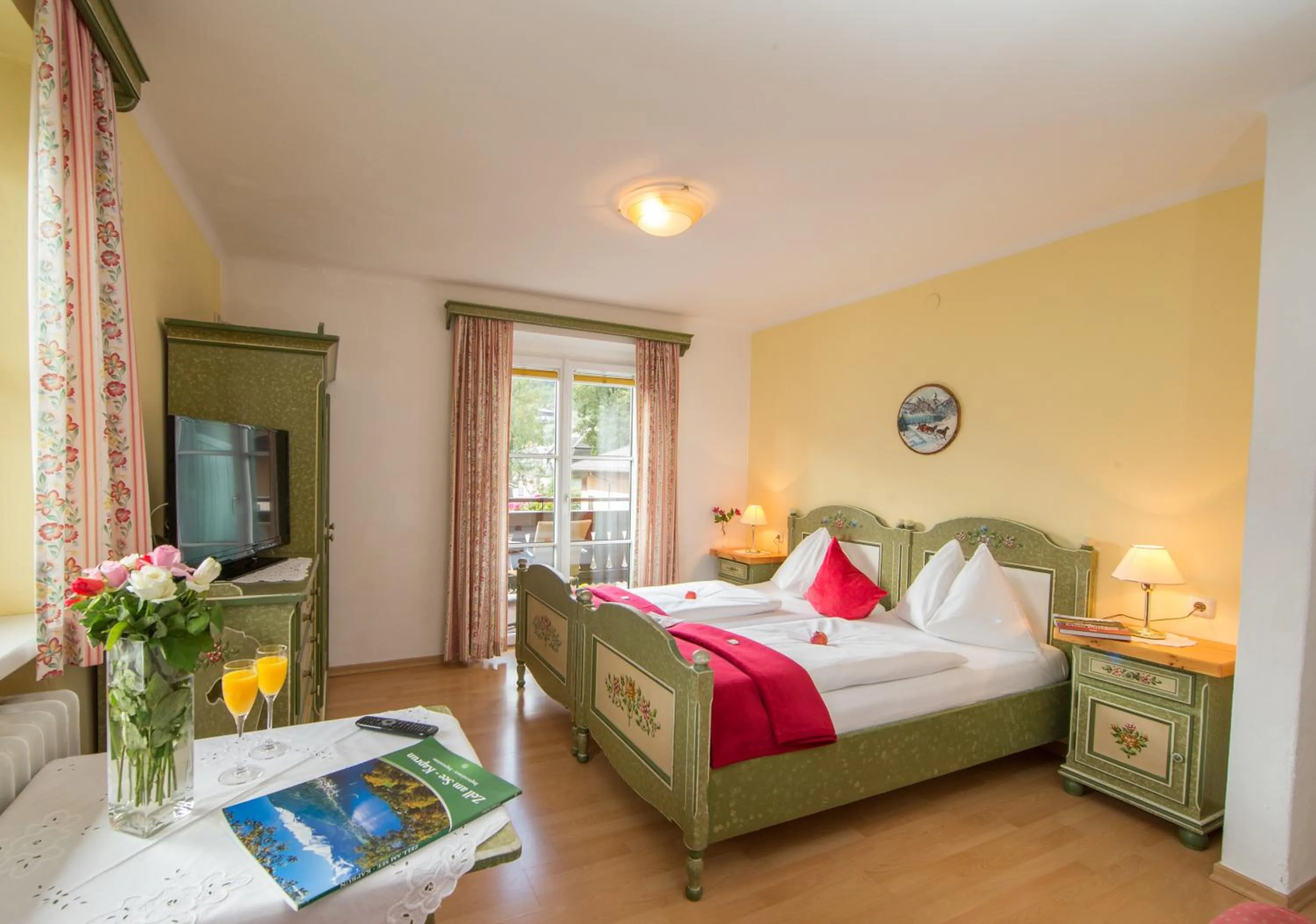 Photo of the whole room, Bed in Hotel Pension Hubertus