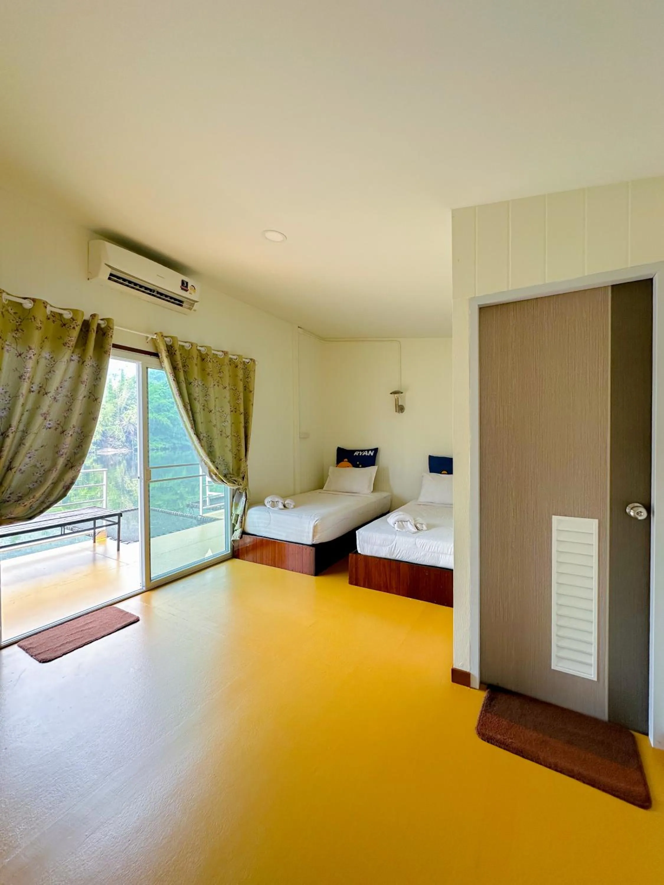 Bed in ชอว์ งาทอง รีสอร์ต Chor Ngar Thong Erawan Kanchanaburi