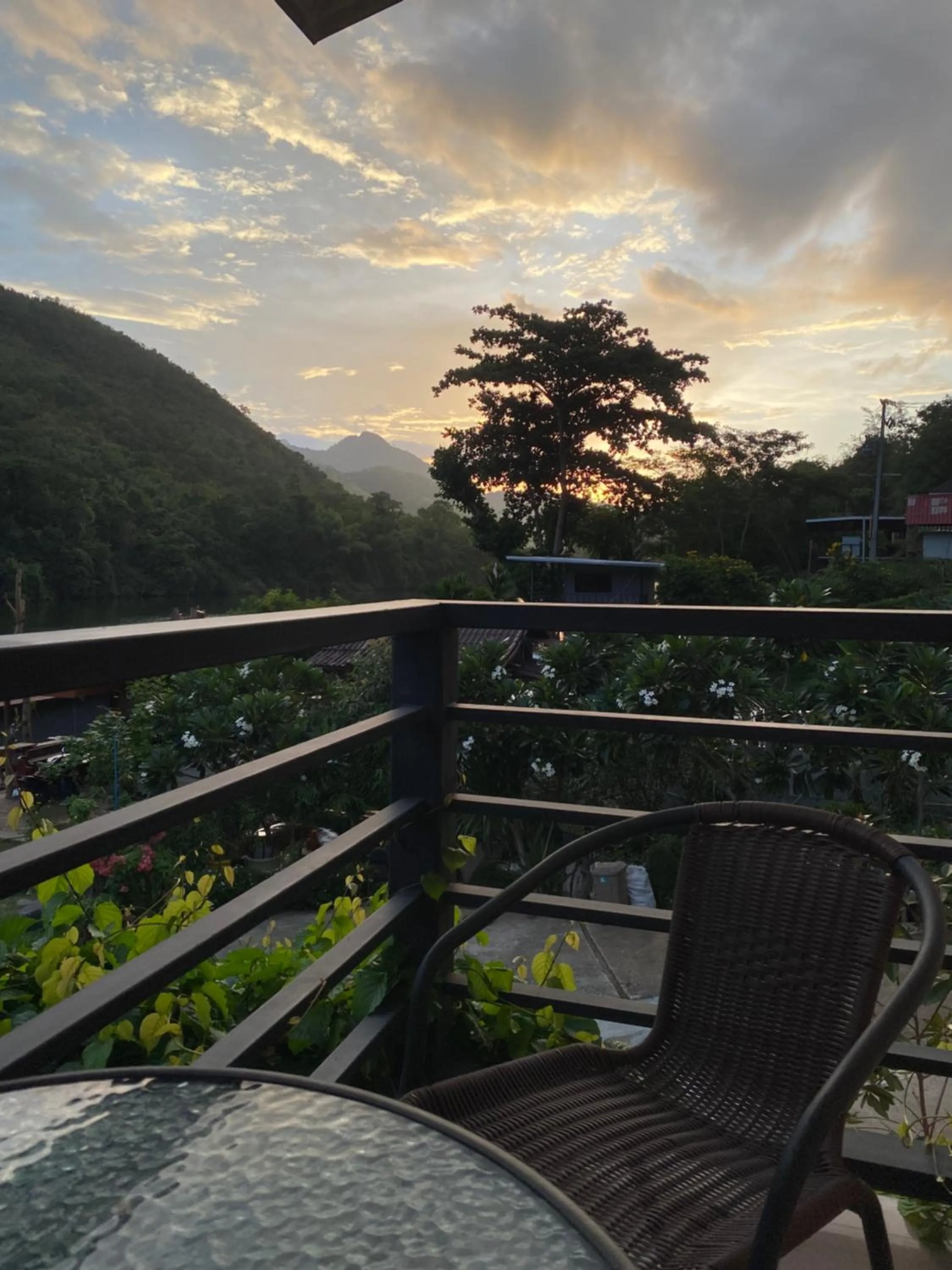 ชอว์ งาทอง รีสอร์ต Chor Ngar Thong Erawan Kanchanaburi