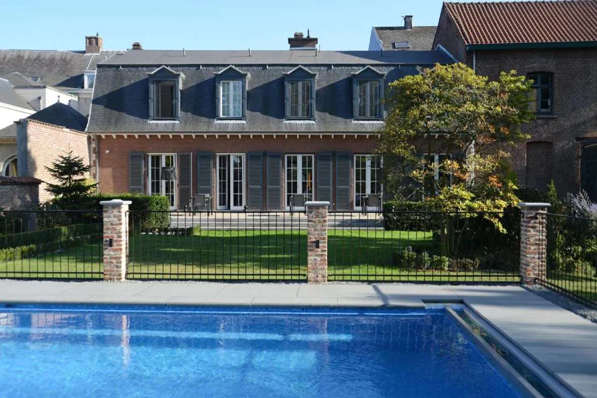 Swimming pool in Notarishuis Beveren B&B