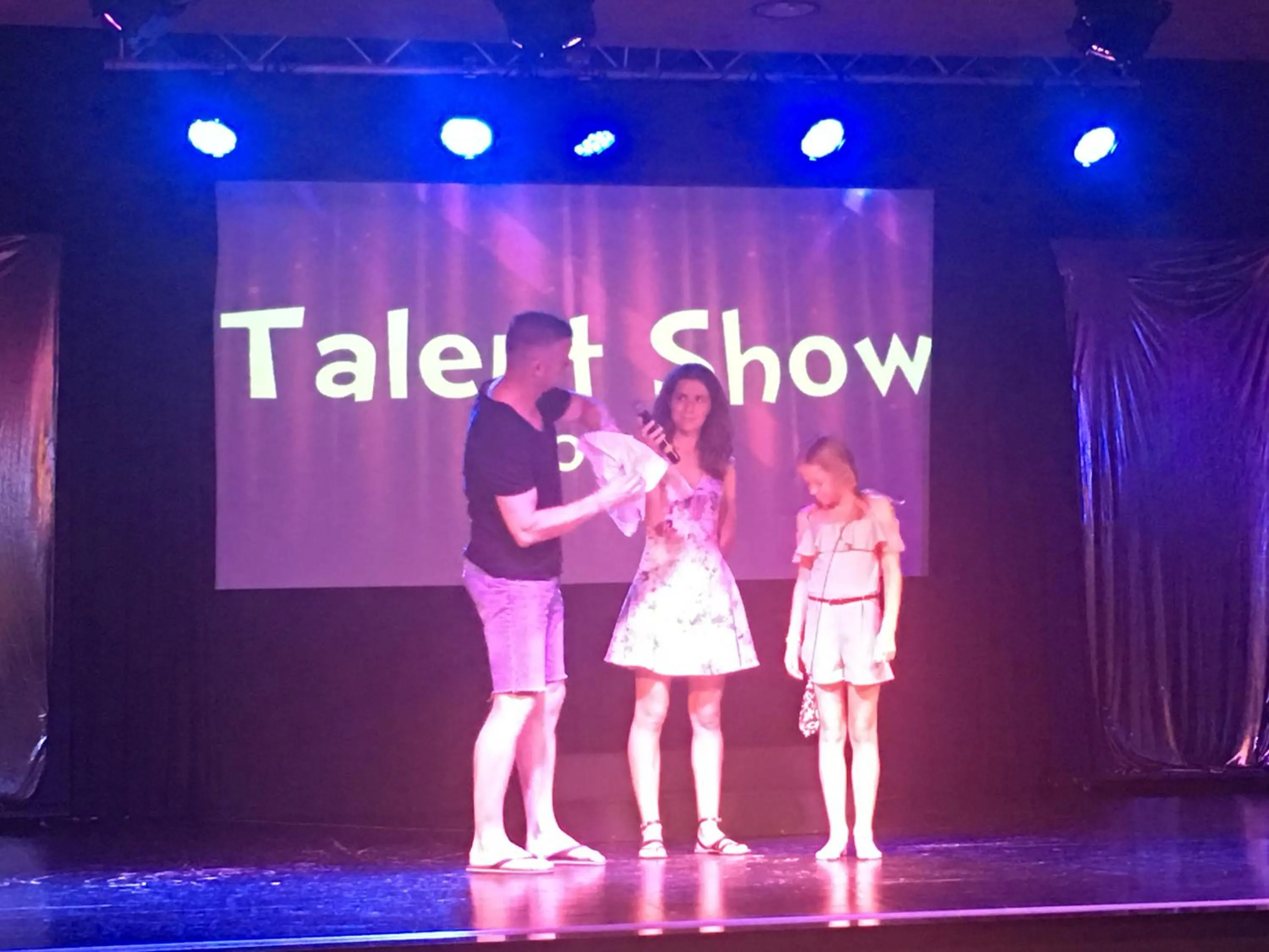 Evening entertainment in Hotel Club Cala Romani