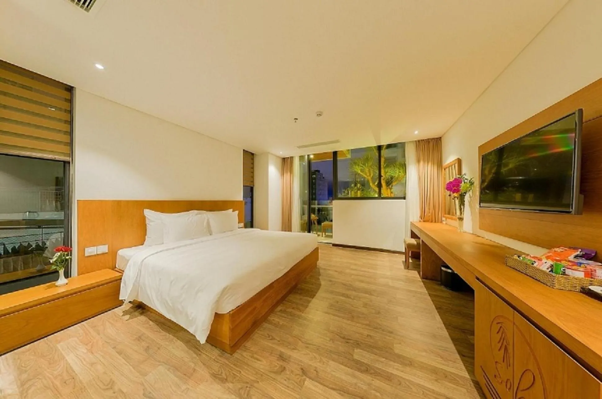 Inner courtyard view, Bed in Soho Boutique Hotel